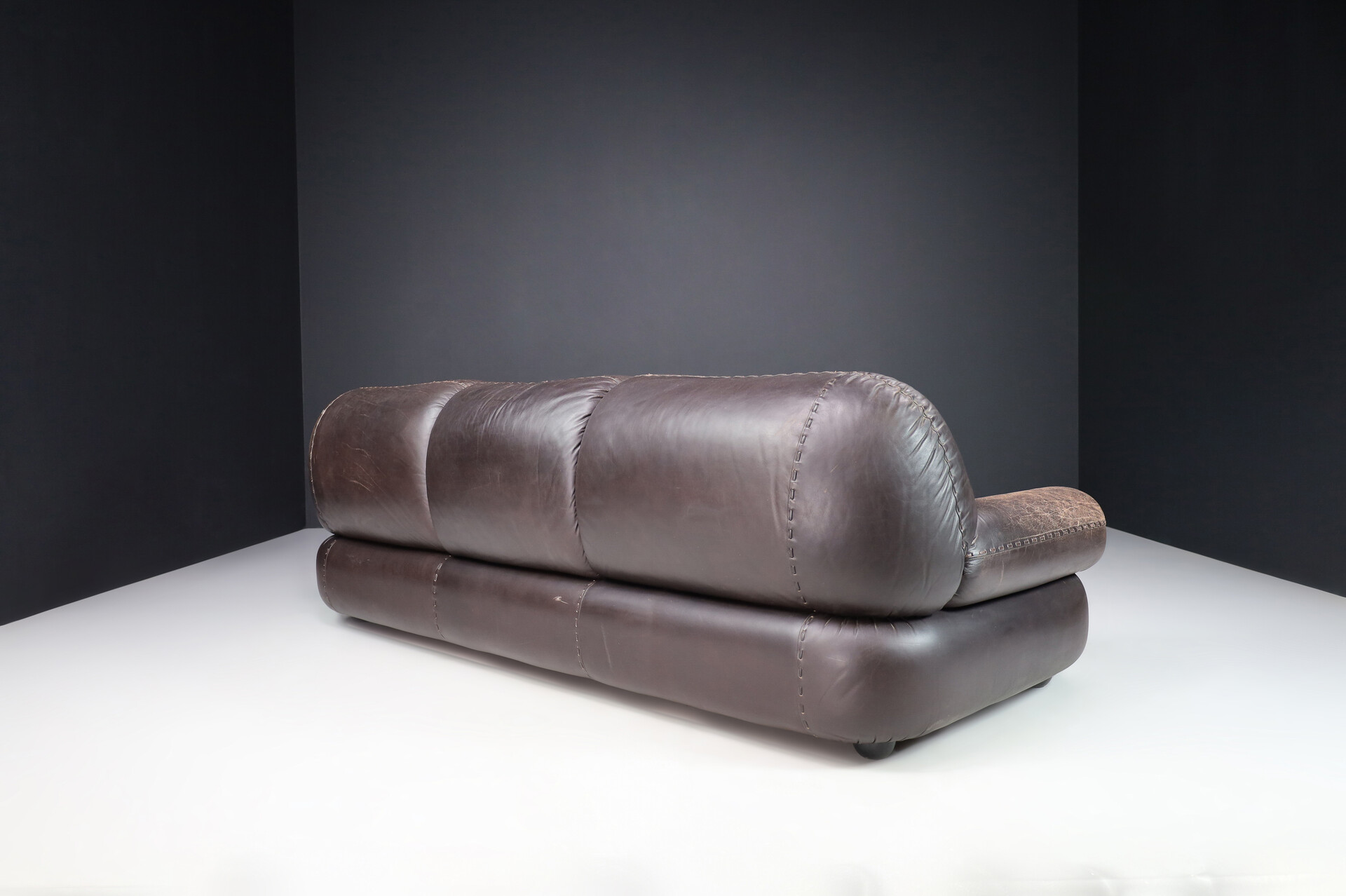 Mid century modern Lounge Sofa in Patinated Brown Leather by Sapporo for Mobil Girgi Late-20th century