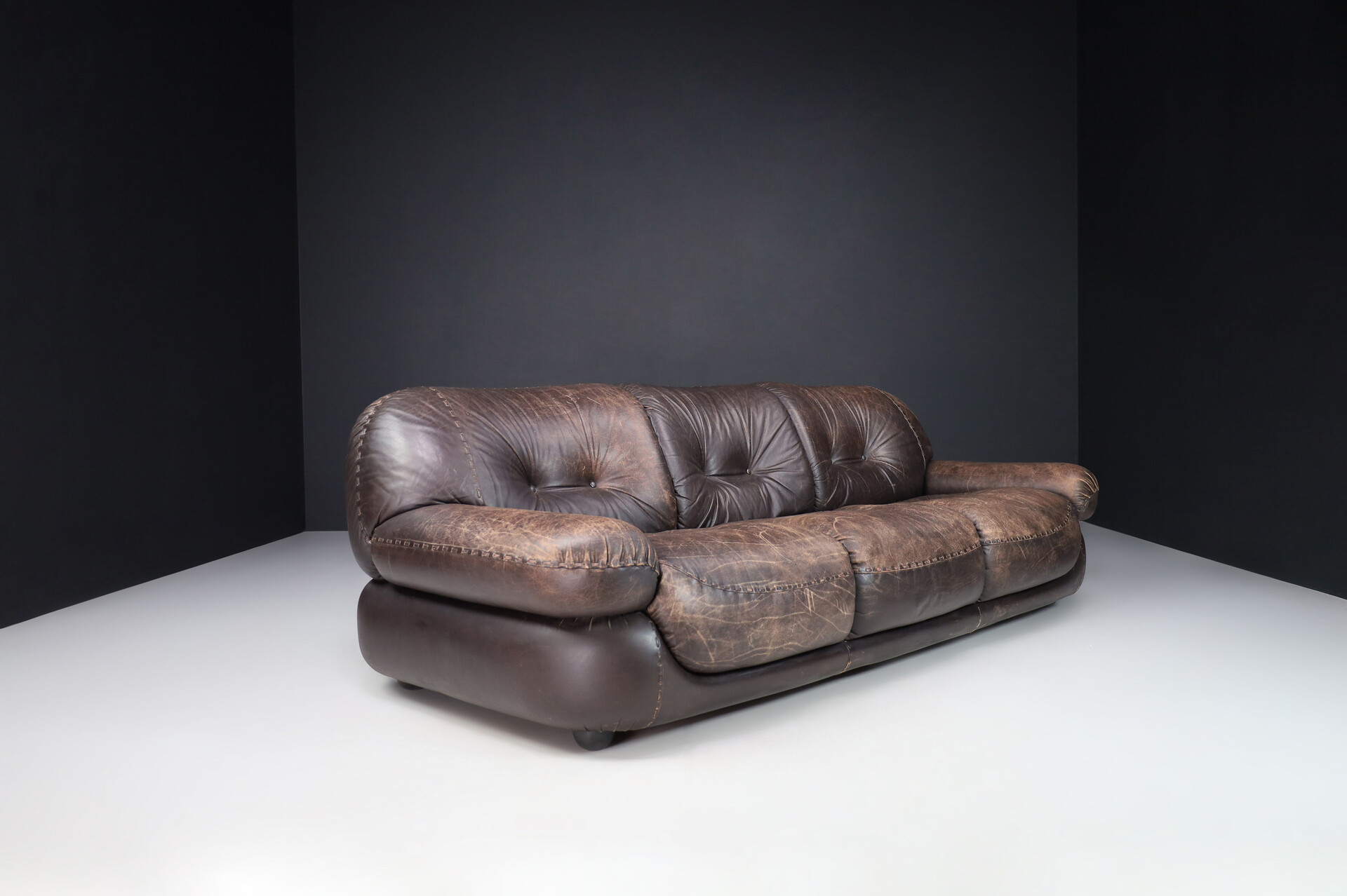 Mid century modern Lounge Sofa in Patinated Brown Leather by Sapporo for Mobil Girgi Late-20th century