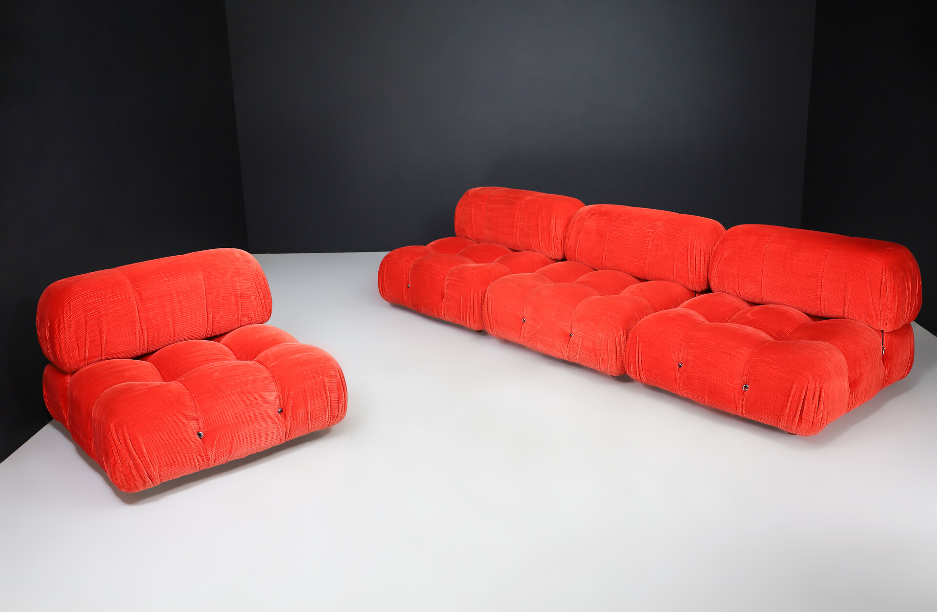 Mid century modern Mario Bellini for B&B Italia 'Camaleonda' Modular Sofa in original red velvet corduroy upholstery Italy 1973 Late-20th century