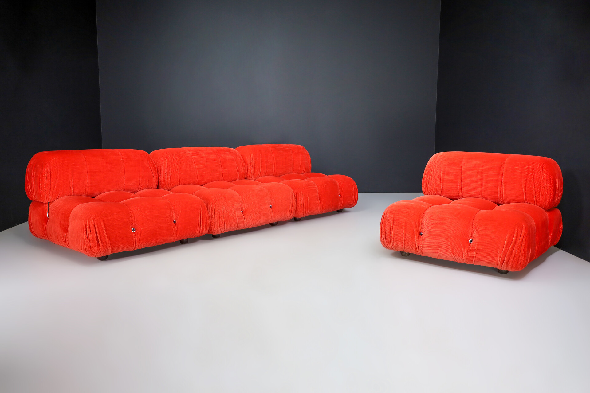 Mid century modern Mario Bellini for B&B Italia 'Camaleonda' Modular Sofa in original red velvet corduroy upholstery Italy 1973 Late-20th century