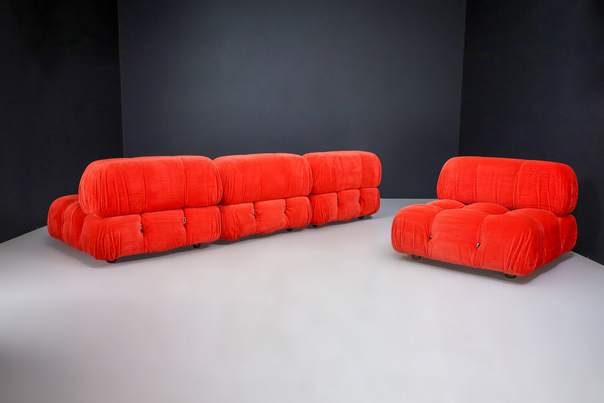 Mid century modern Mario Bellini for B&B Italia 'Camaleonda' Modular Sofa in original red velvet corduroy upholstery Italy 1973 Late-20th century