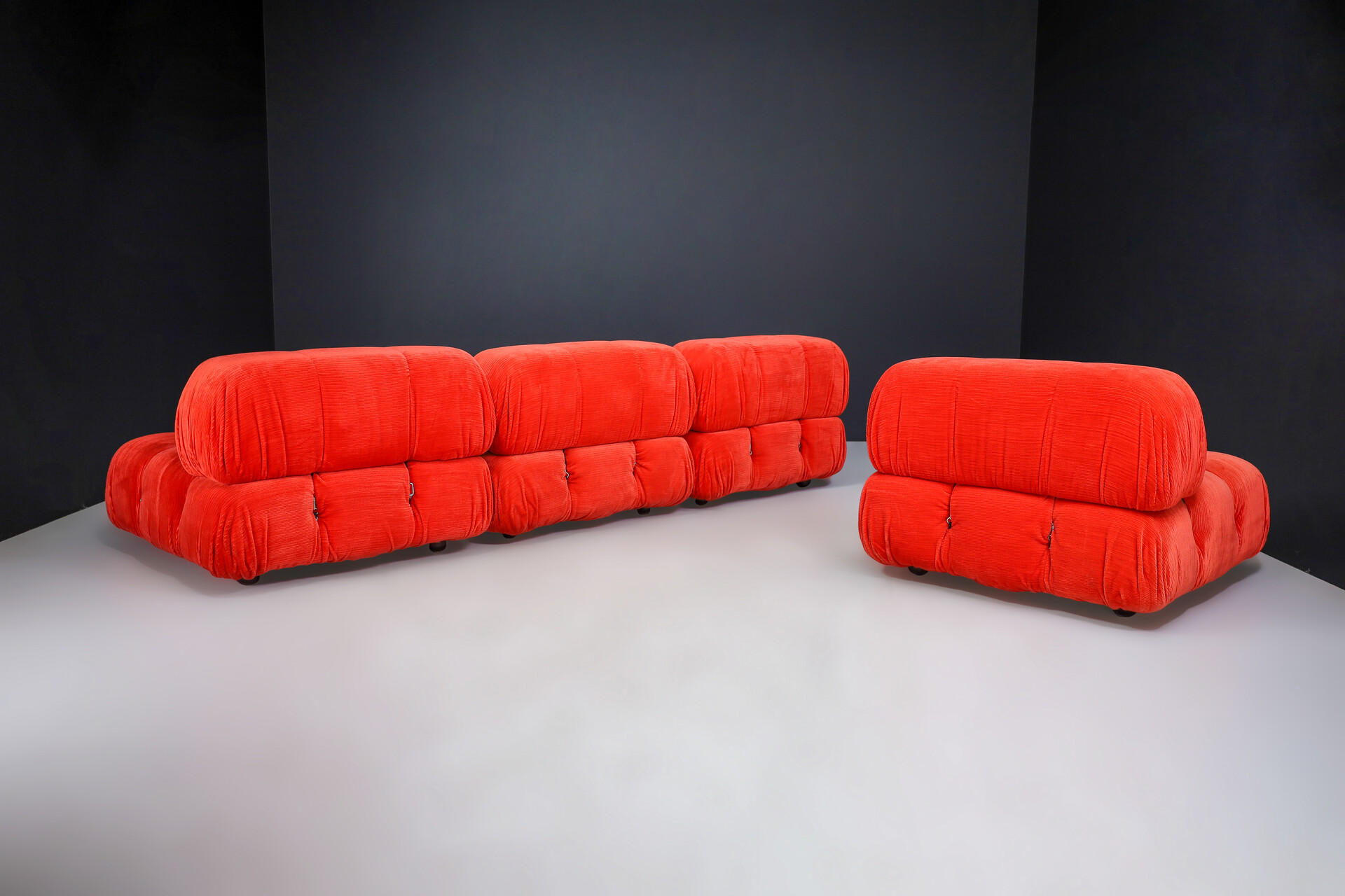 Mid century modern Mario Bellini for B&B Italia 'Camaleonda' Modular Sofa in original red velvet corduroy upholstery Italy 1973 Late-20th century