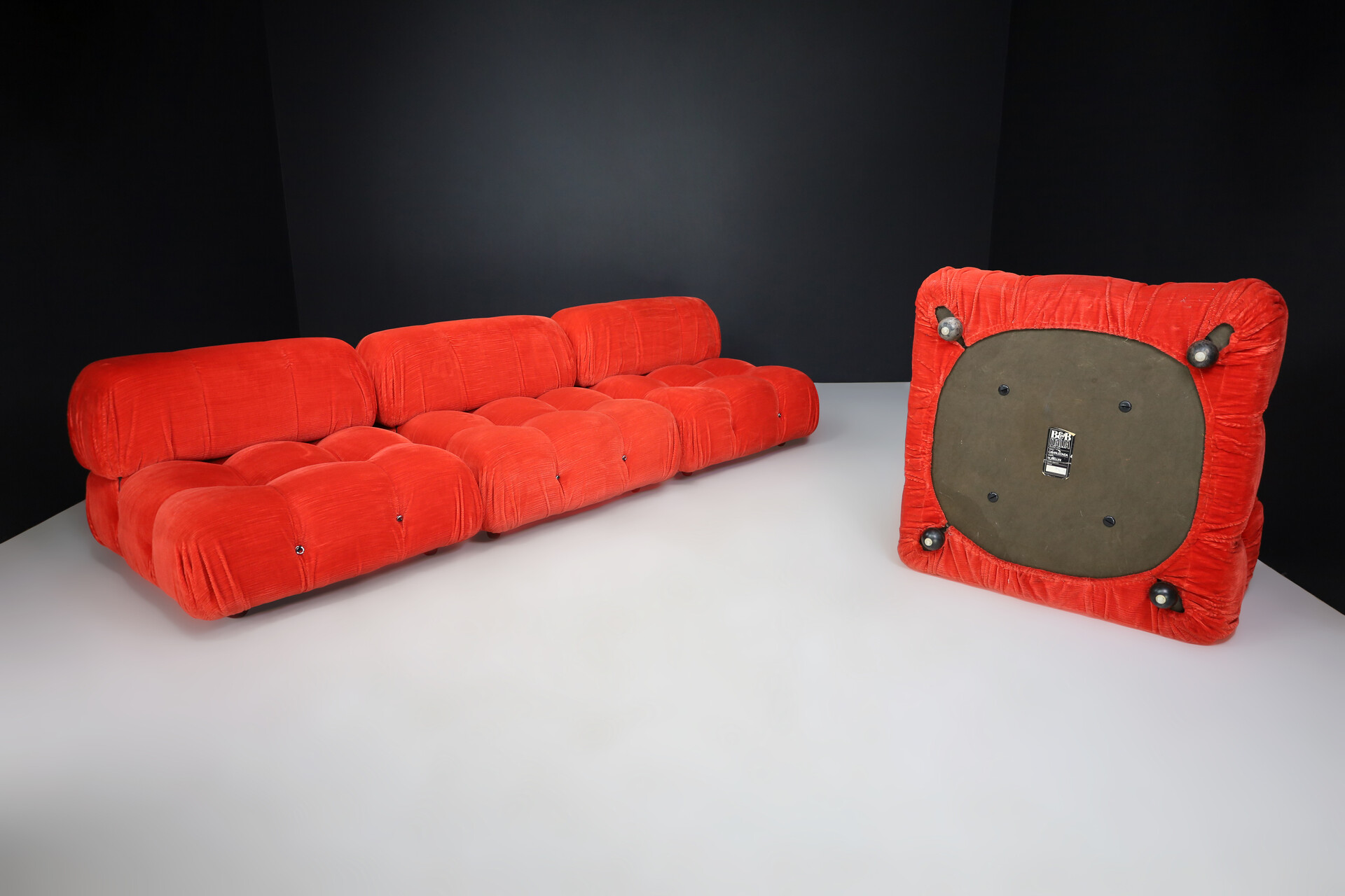 Mid century modern Mario Bellini for B&B Italia 'Camaleonda' Modular Sofa in original red velvet corduroy upholstery Italy 1973 Late-20th century