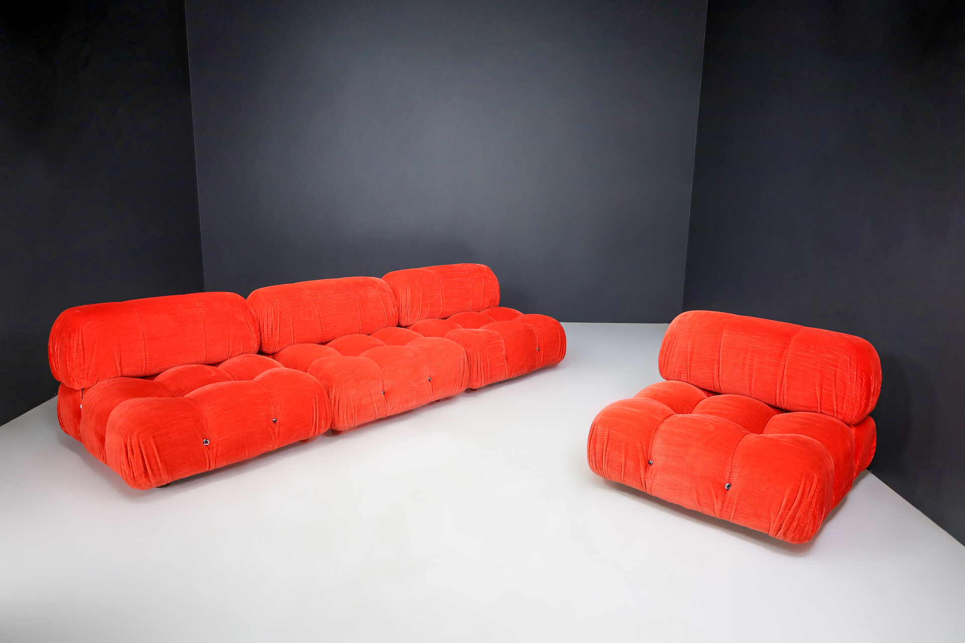 Mid century modern Mario Bellini for B&B Italia 'Camaleonda' Modular Sofa in original red velvet corduroy upholstery Italy 1973 Late-20th century