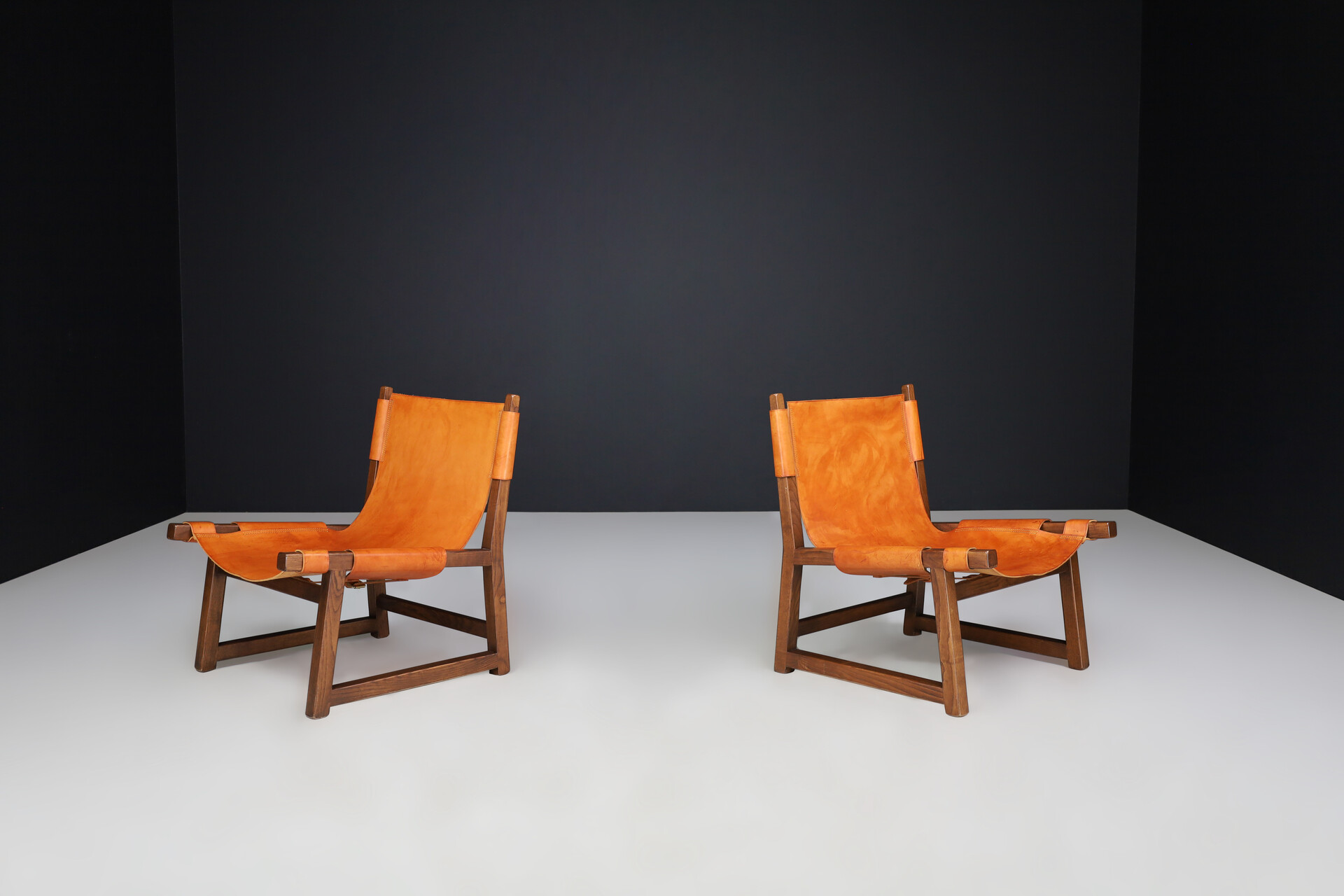 Mid century modern Paco Muñoz pair of 'Riaza' lounge chairs In Walnut and Cognac Leather Spain 1960 Mid-20th century