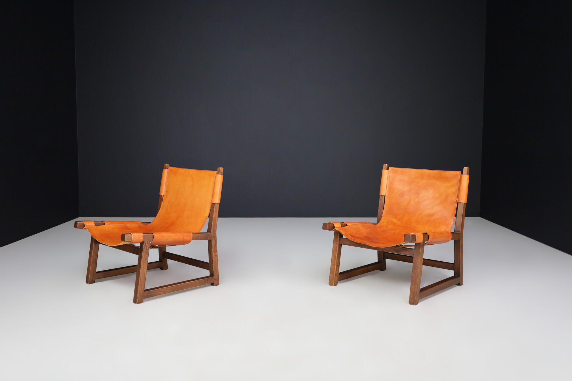 Mid century modern Paco Muñoz pair of 'Riaza' lounge chairs In Walnut and Cognac Leather Spain 1960 Mid-20th century