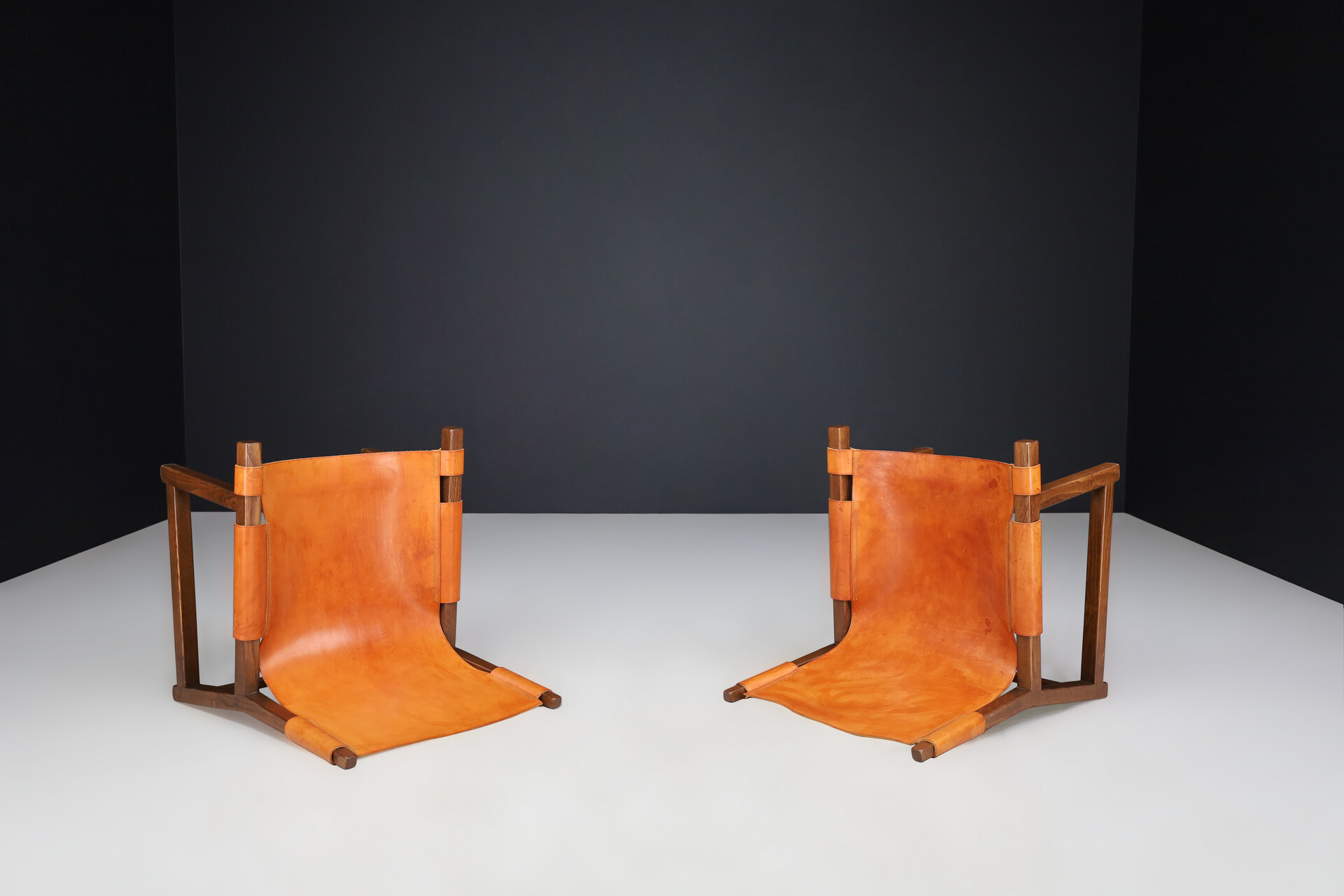 Mid century modern Paco Muñoz pair of 'Riaza' lounge chairs In Walnut and Cognac Leather Spain 1960 Mid-20th century