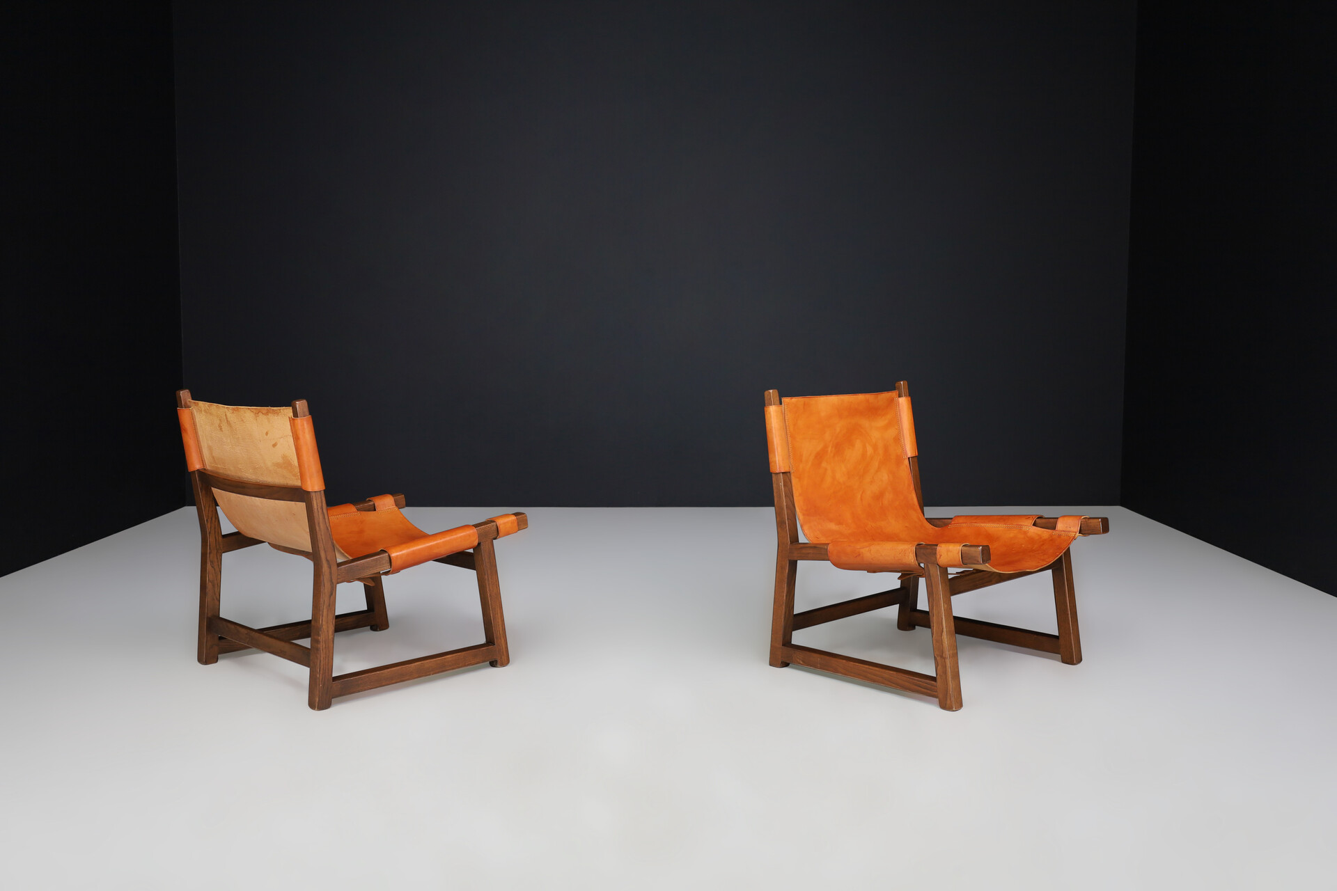 Mid century modern Paco Muñoz pair of 'Riaza' lounge chairs In Walnut and Cognac Leather Spain 1960 Mid-20th century