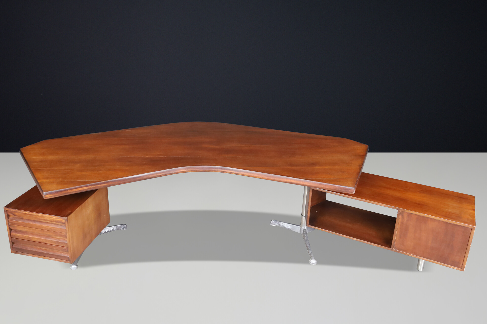 Mid century modern Patinated large boomerang desk by Osvaldo Borsani for Tecno Milano, Italy 1950 Mid-20th century