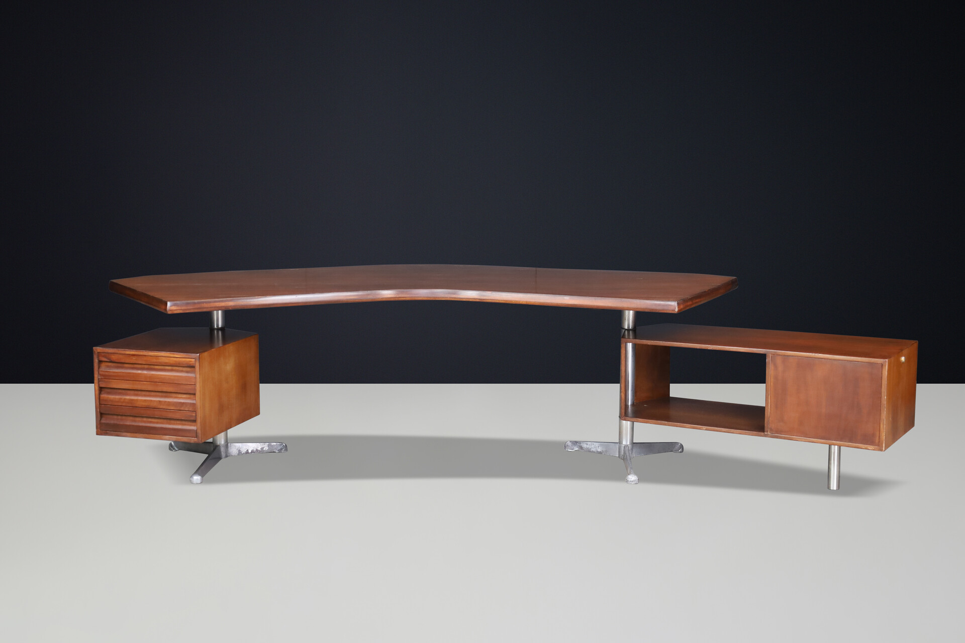 Mid century modern Patinated large boomerang desk by Osvaldo Borsani for Tecno Milano, Italy 1950 Mid-20th century