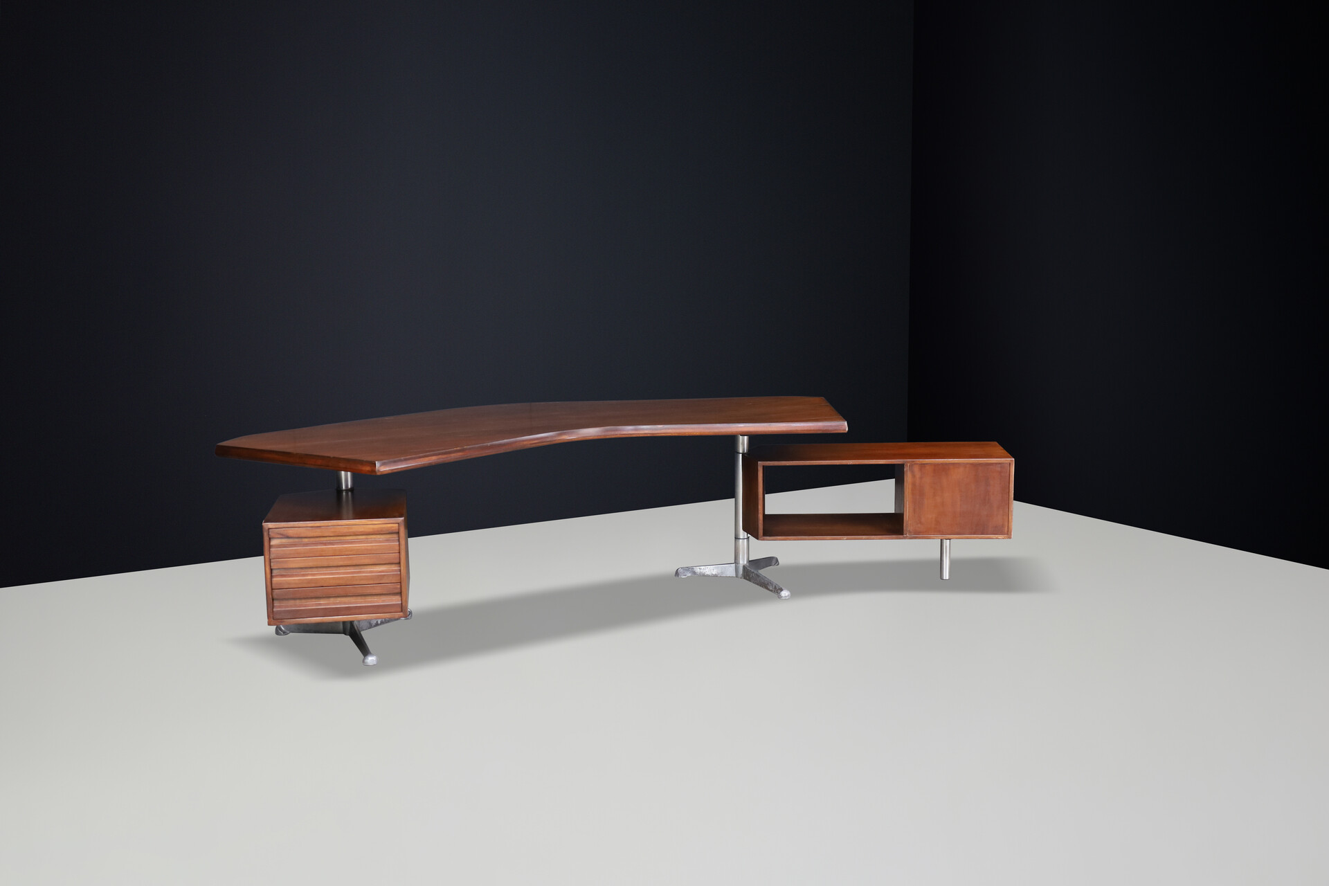 Mid century modern Patinated large boomerang desk by Osvaldo Borsani for Tecno Milano, Italy 1950 Mid-20th century