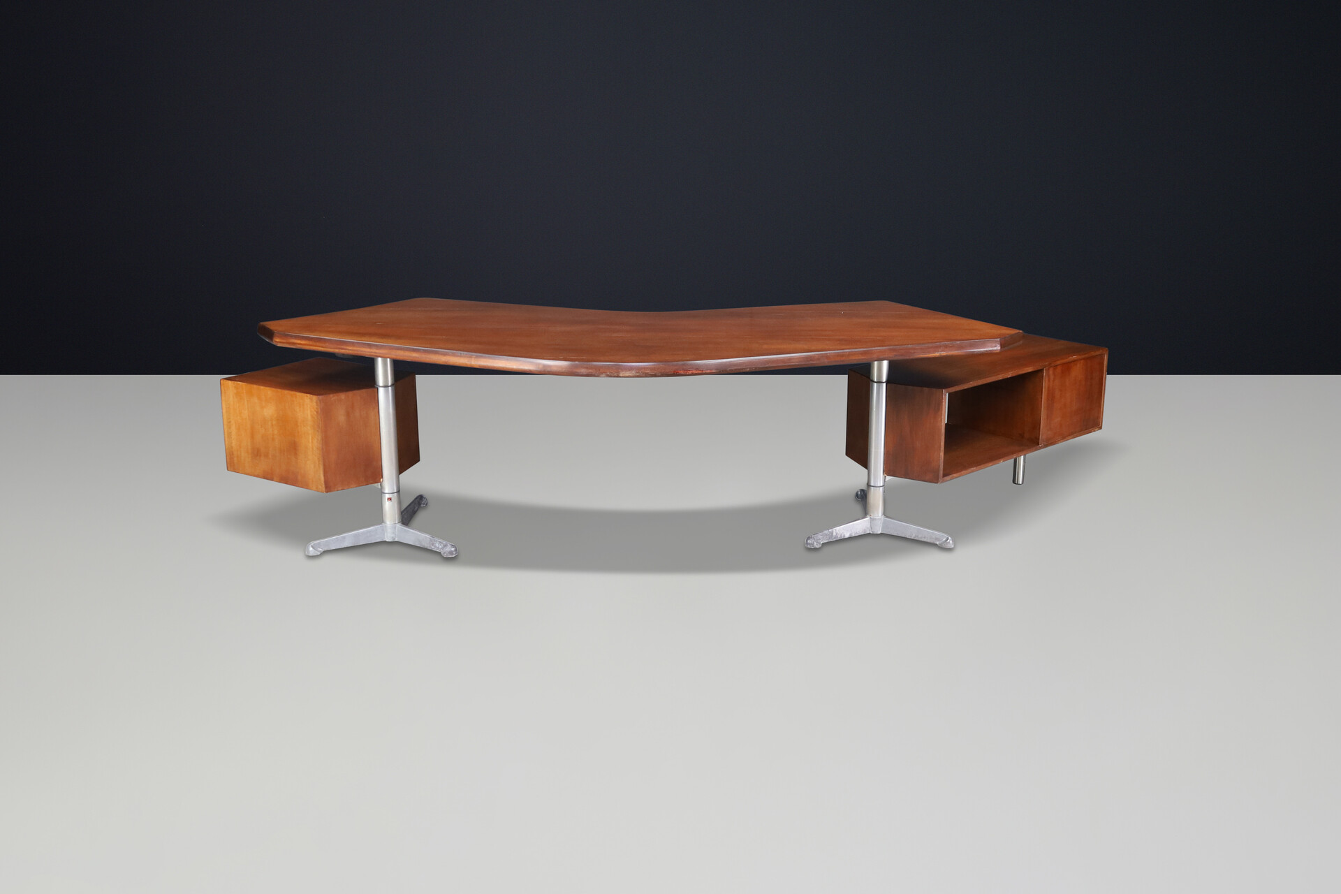 Mid century modern Patinated large boomerang desk by Osvaldo Borsani for Tecno Milano, Italy 1950 Mid-20th century