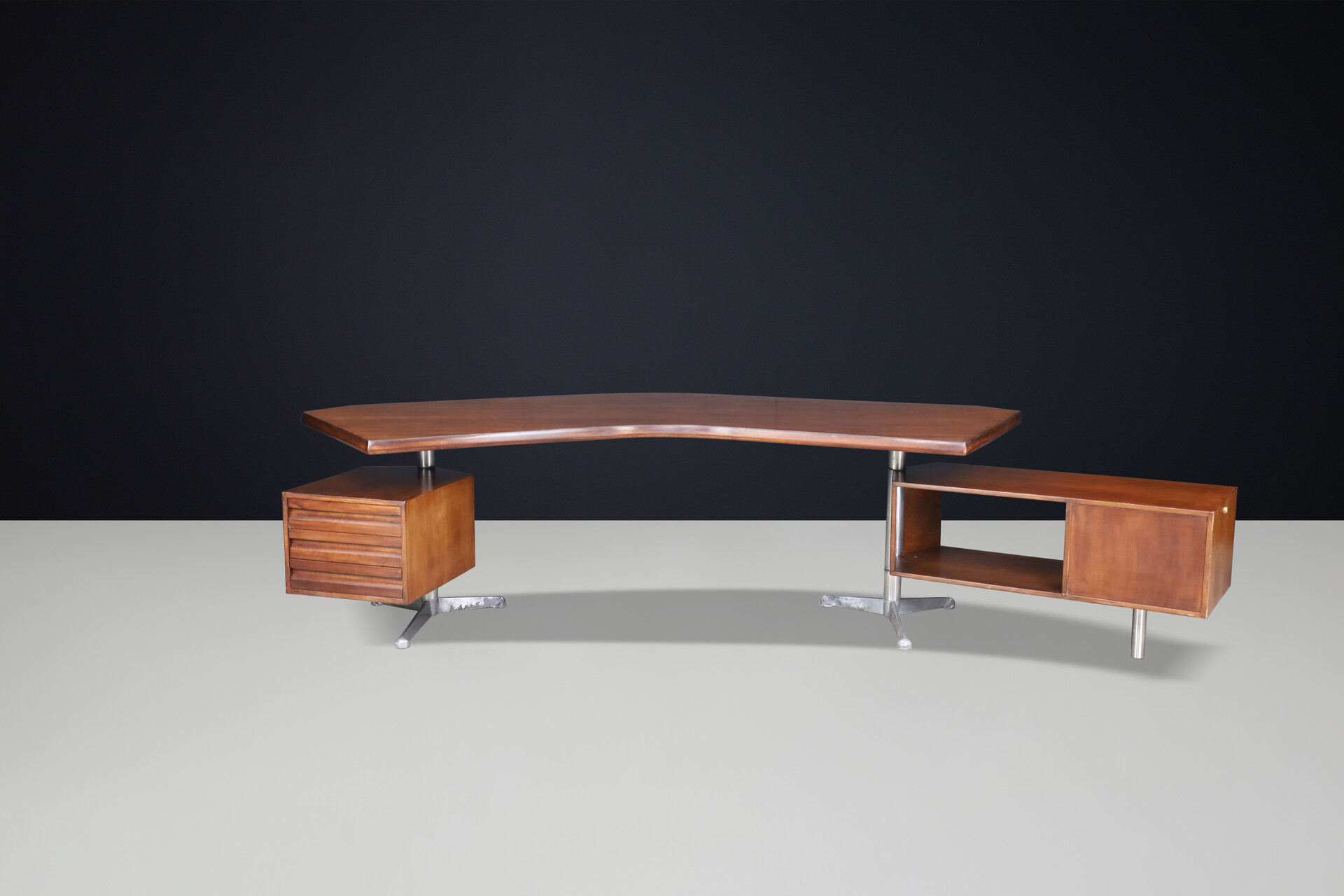 Mid century modern Patinated large boomerang desk by Osvaldo Borsani for Tecno Milano, Italy 1950 Mid-20th century