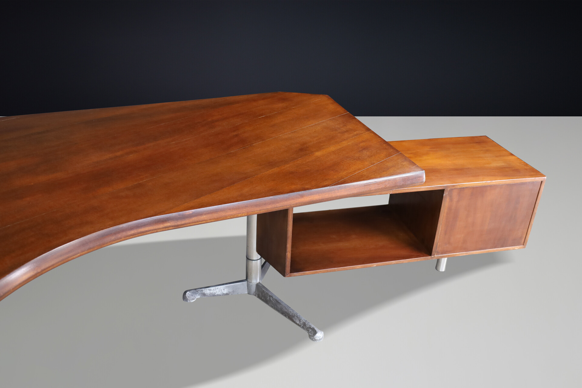 Mid century modern Patinated large boomerang desk by Osvaldo Borsani for Tecno Milano, Italy 1950 Mid-20th century