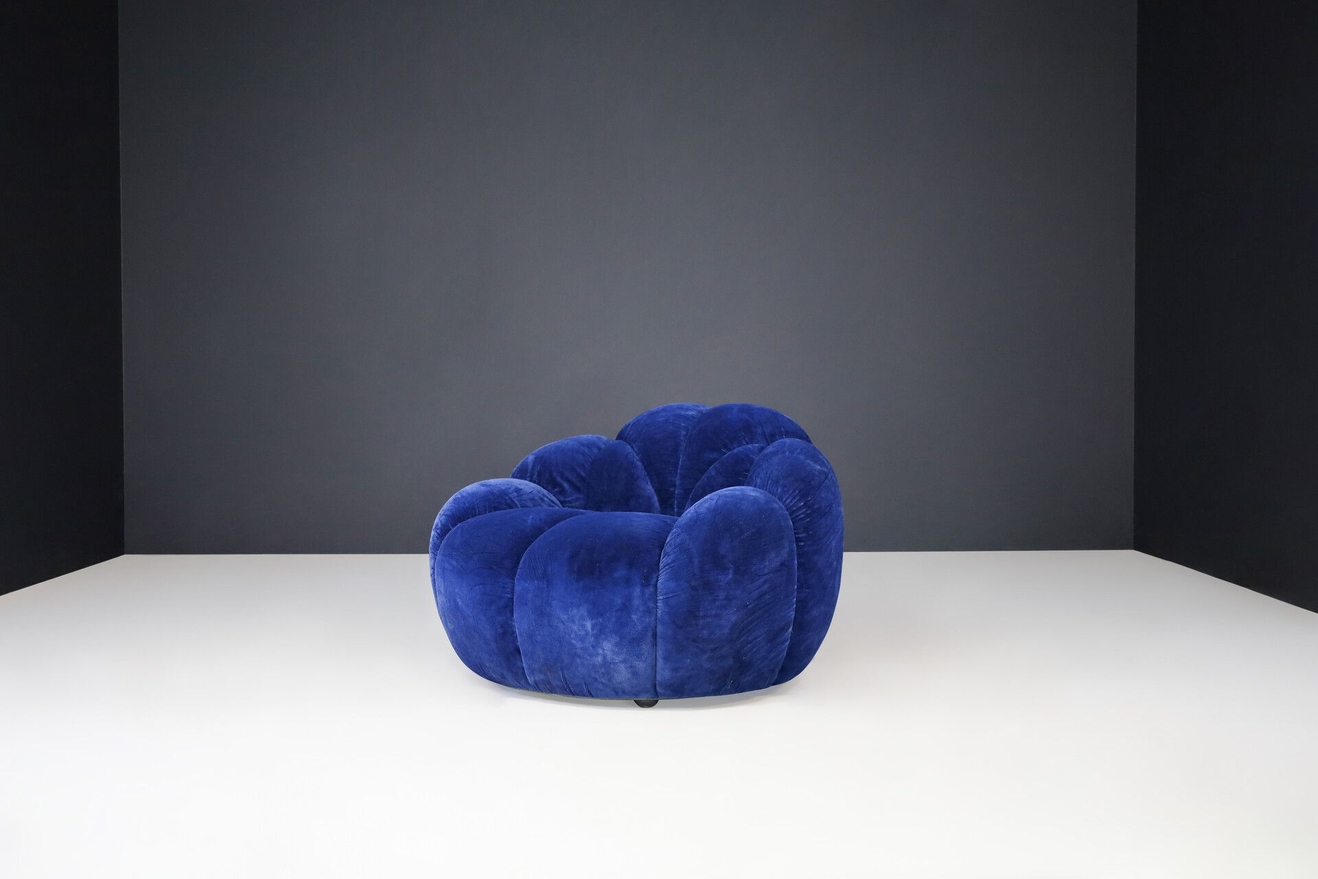 Mid century modern Pumpkin Lounge chair in original Blue Velvet upholstery by CIVEUS, Italy 1970s Late-20th century