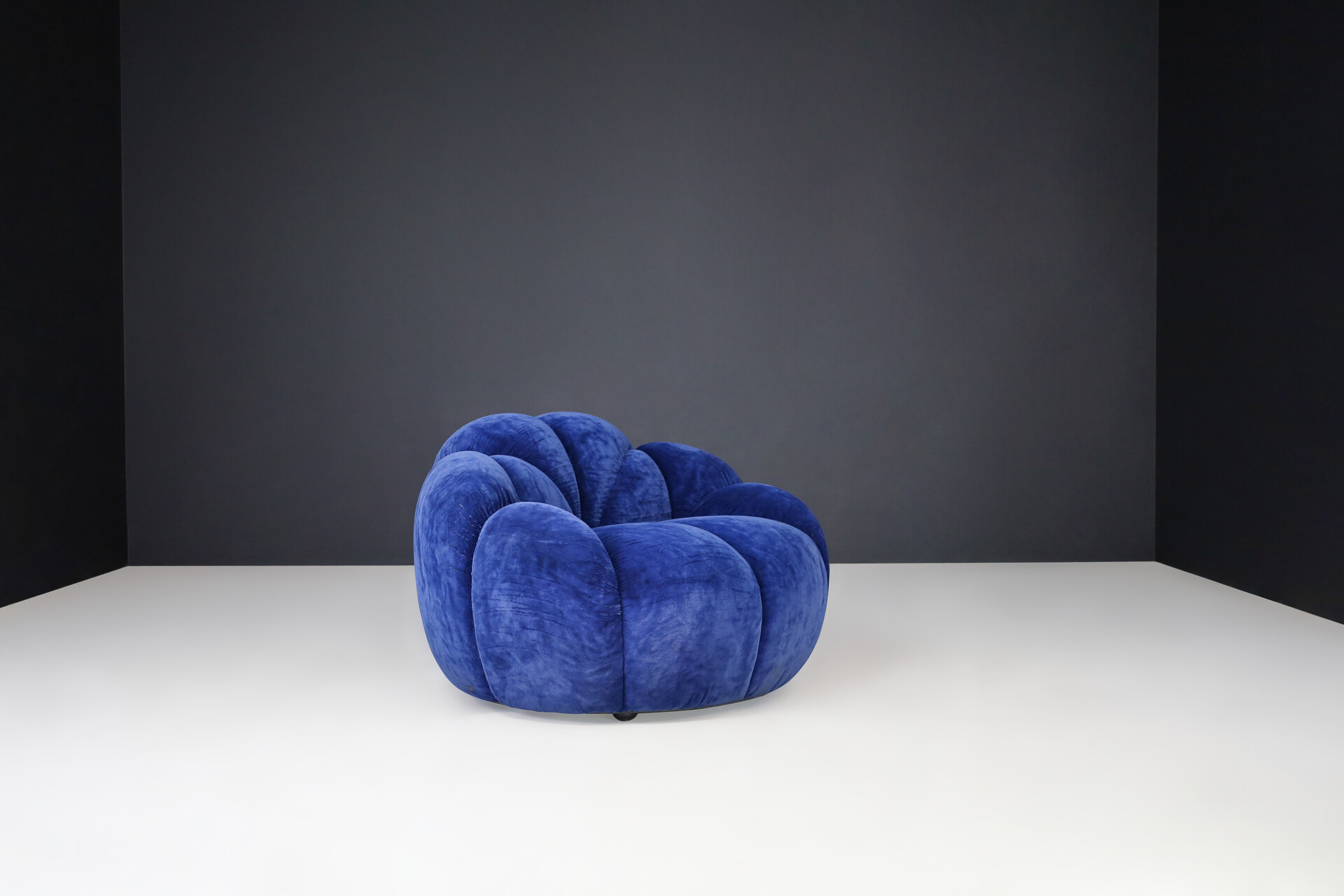 Mid century modern Pumpkin Lounge chair in original Blue Velvet upholstery by CIVEUS, Italy 1970s Late-20th century