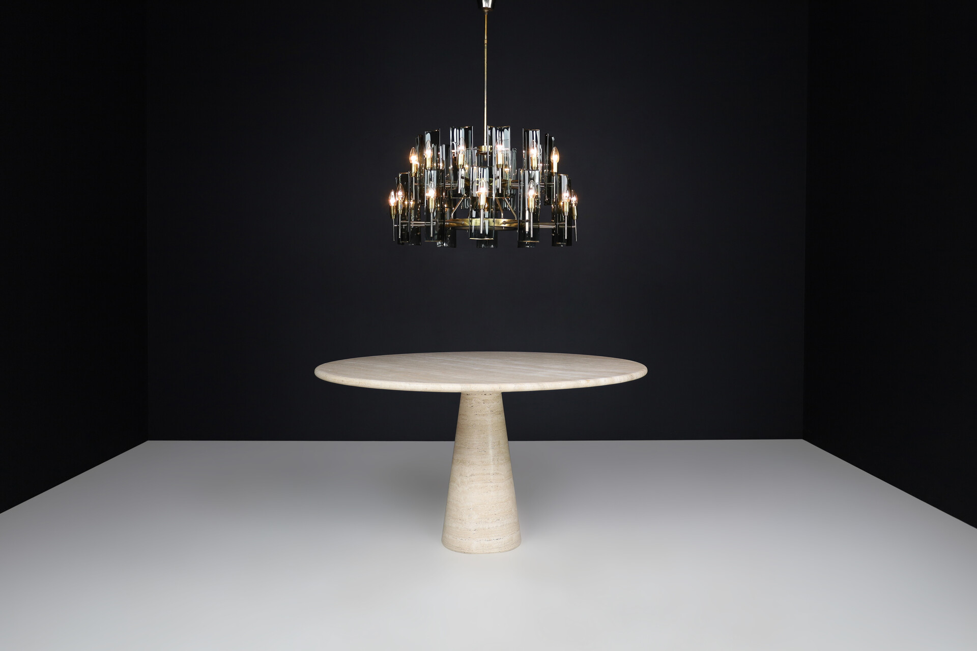 Mid century modern Round Travertine Dining or Centre Table, Italy, 1970s Late-20th century