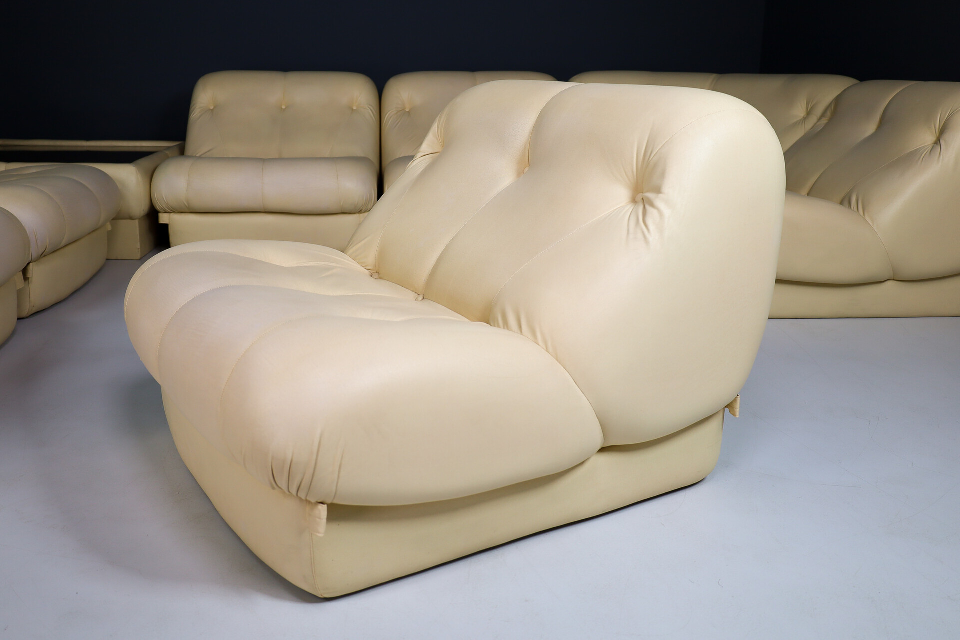 Mid century modern Sofa Landscape in Leather by Rimo Maturi for Mimo Padova´Nuvolone´ Italy 1970's Late-20th century