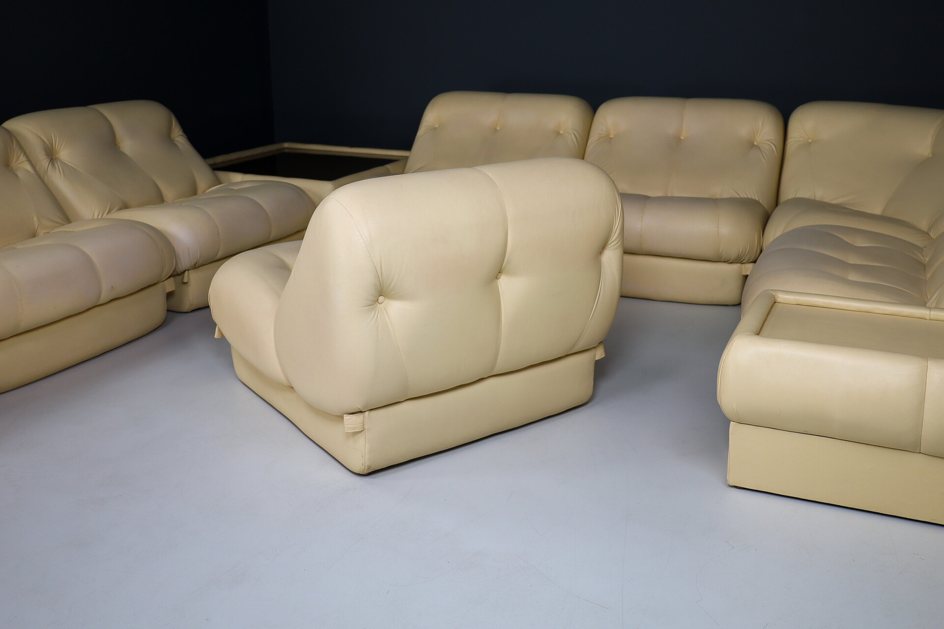 Mid century modern Sofa Landscape in Leather by Rimo Maturi for Mimo Padova´Nuvolone´ Italy 1970's Late-20th century