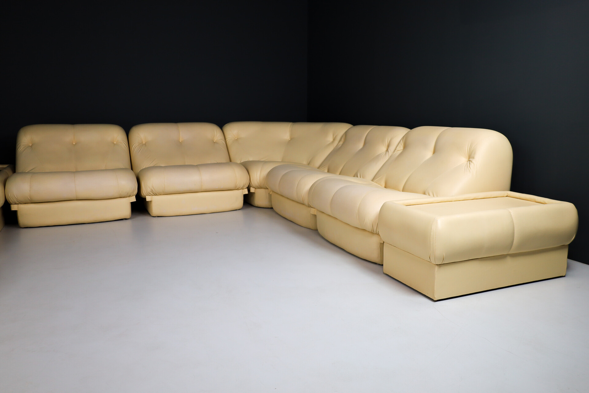 Mid century modern Sofa Landscape in Leather by Rimo Maturi for Mimo Padova´Nuvolone´ Italy 1970's Late-20th century