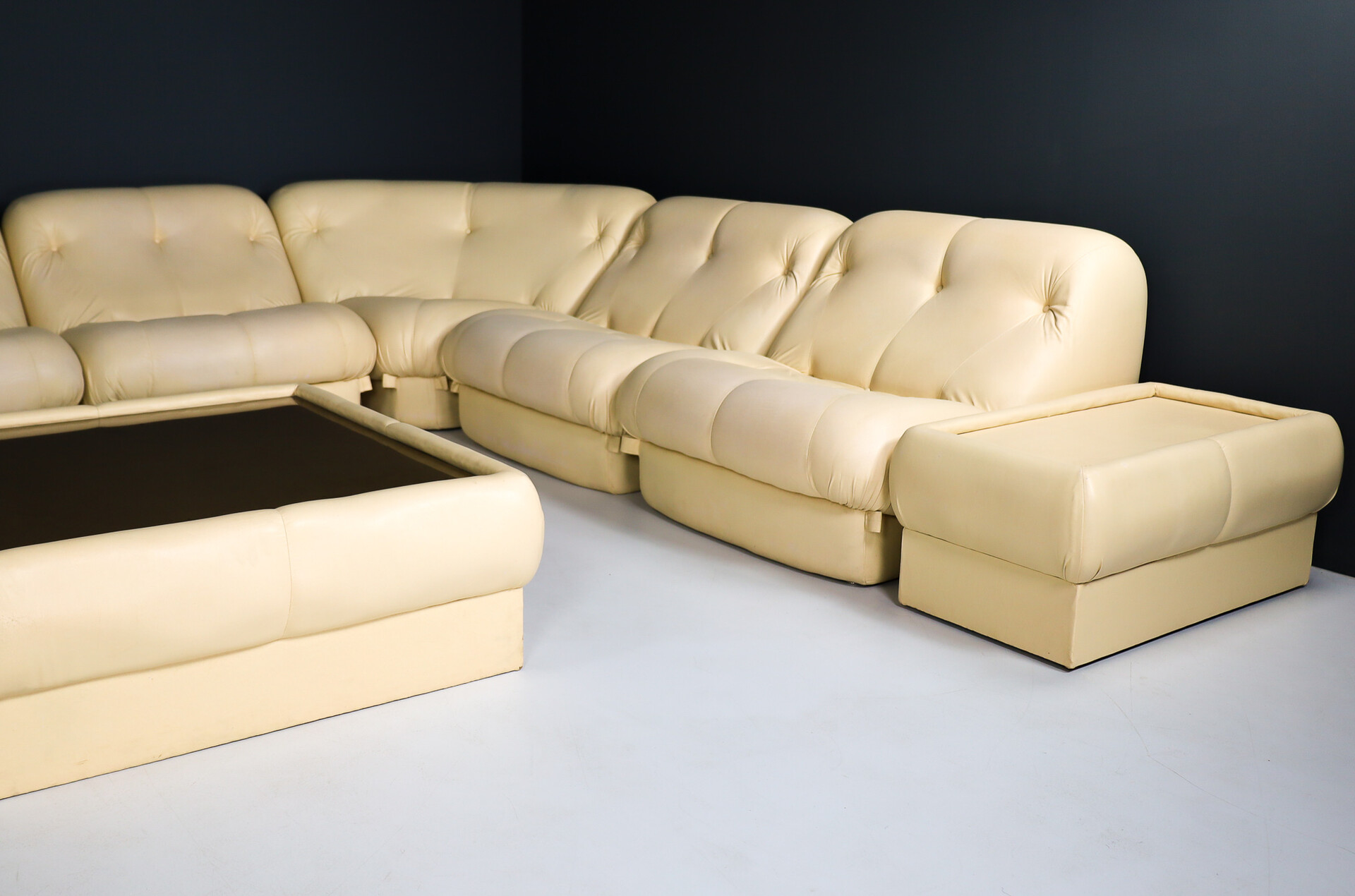 Mid century modern Sofa Landscape in Leather by Rimo Maturi for Mimo Padova´Nuvolone´ Italy 1970's Late-20th century