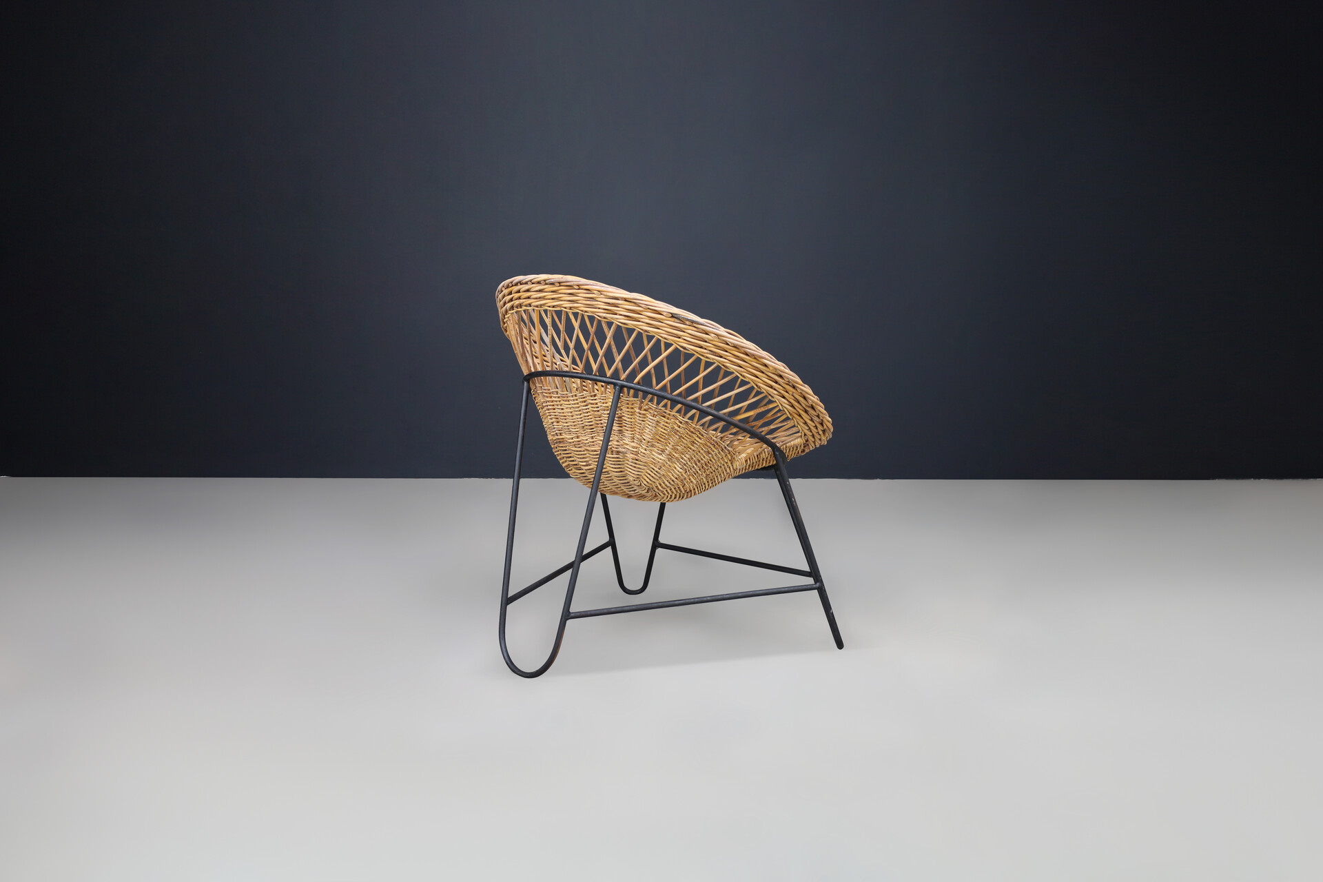 Mid century modern Wicker and black frame Lounge basket chair, France 1950s Mid-20th century