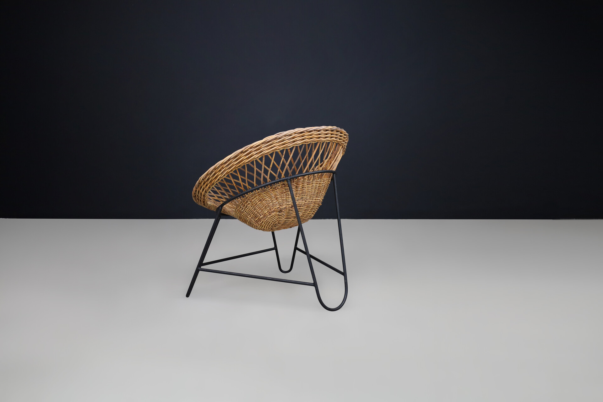 Mid century modern Wicker and black frame Lounge basket chair, France 1950s Mid-20th century