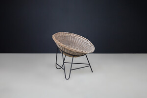 Mid century modern Wicker and black frame Lounge basket chair, France 1950s Mid-20th century