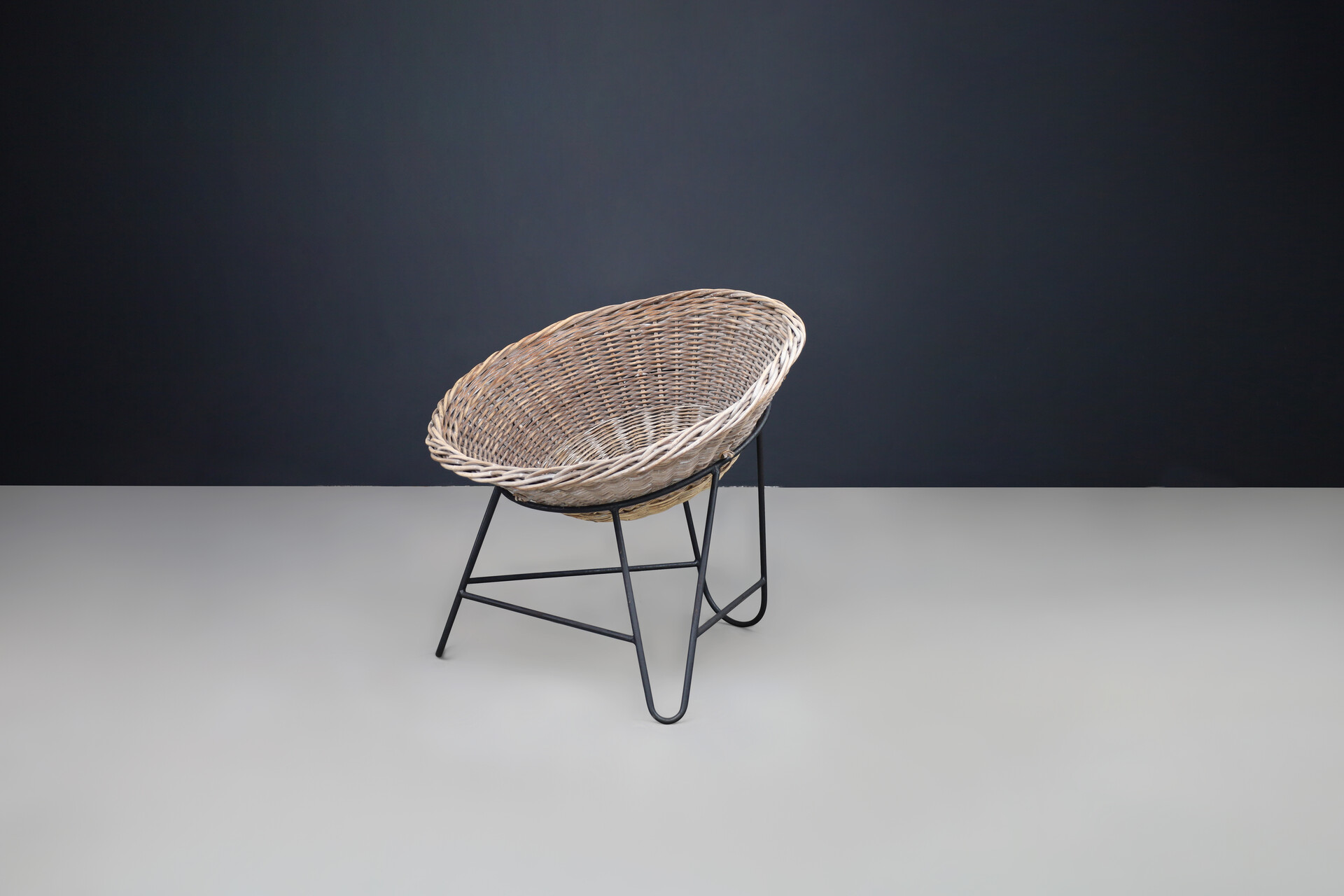 Mid century modern Wicker and black frame Lounge basket chair, France 1950s Mid-20th century