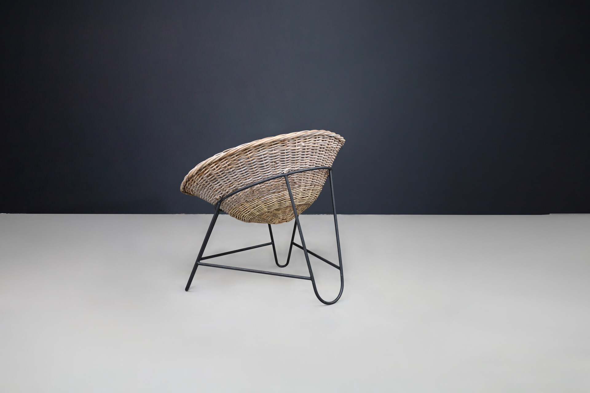 Mid century modern Wicker and black frame Lounge basket chair, France 1950s Mid-20th century