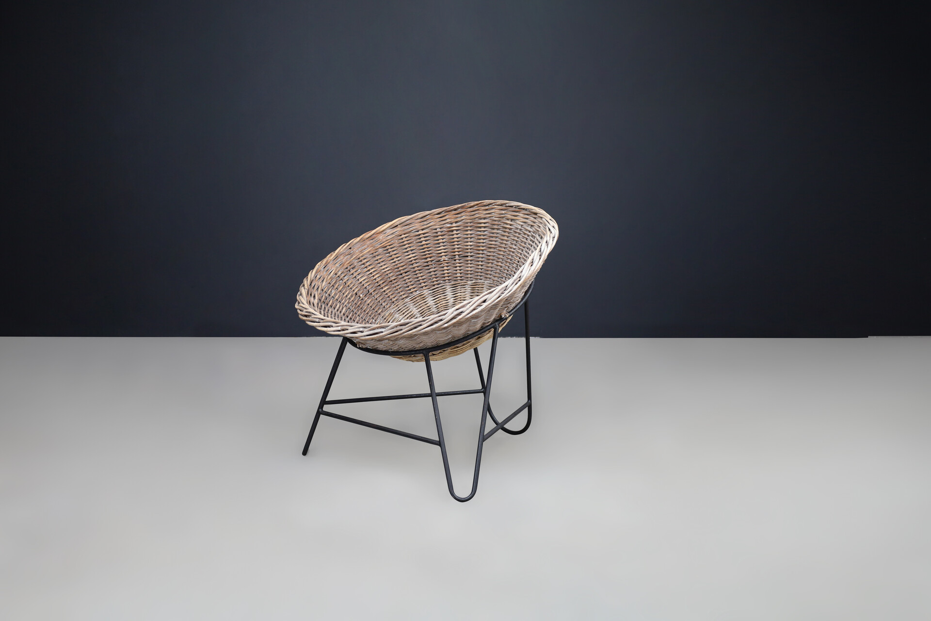 Mid century modern Wicker and black frame Lounge basket chair, France 1950s Mid-20th century