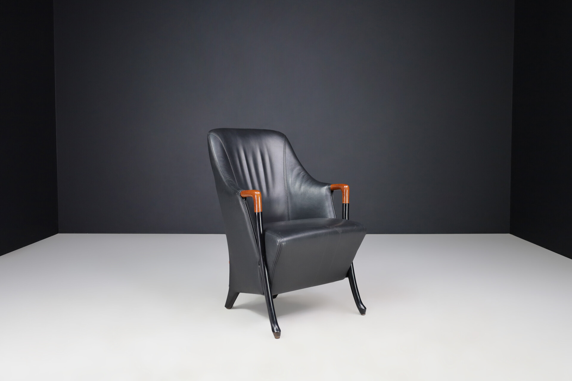 Modern Progetti Arm chair By Umberto Asnago For Giorgetti In Black leather Italy 1980s Late-20th century