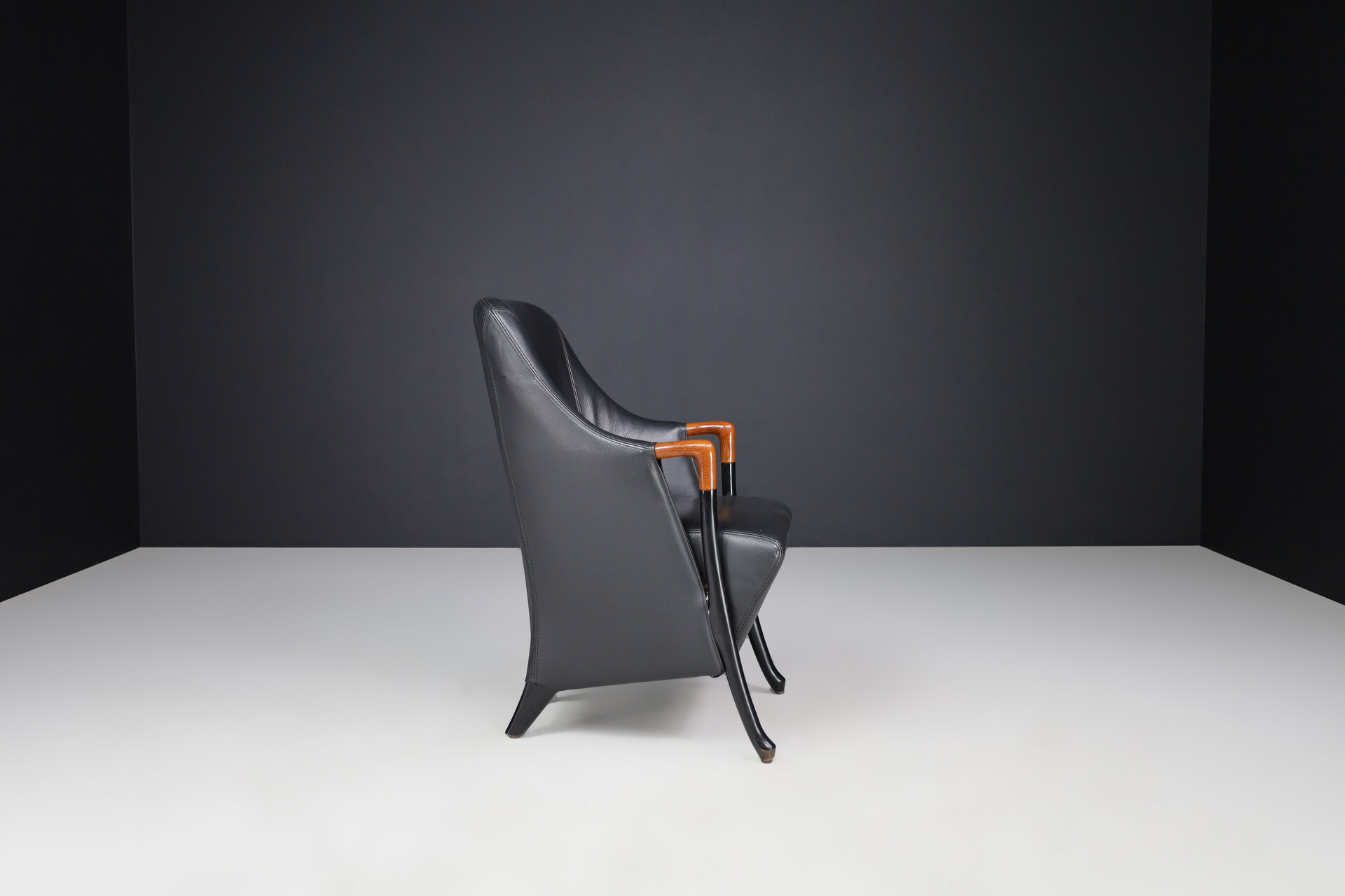 Modern Progetti Arm chair By Umberto Asnago For Giorgetti In Black leather Italy 1980s Late-20th century