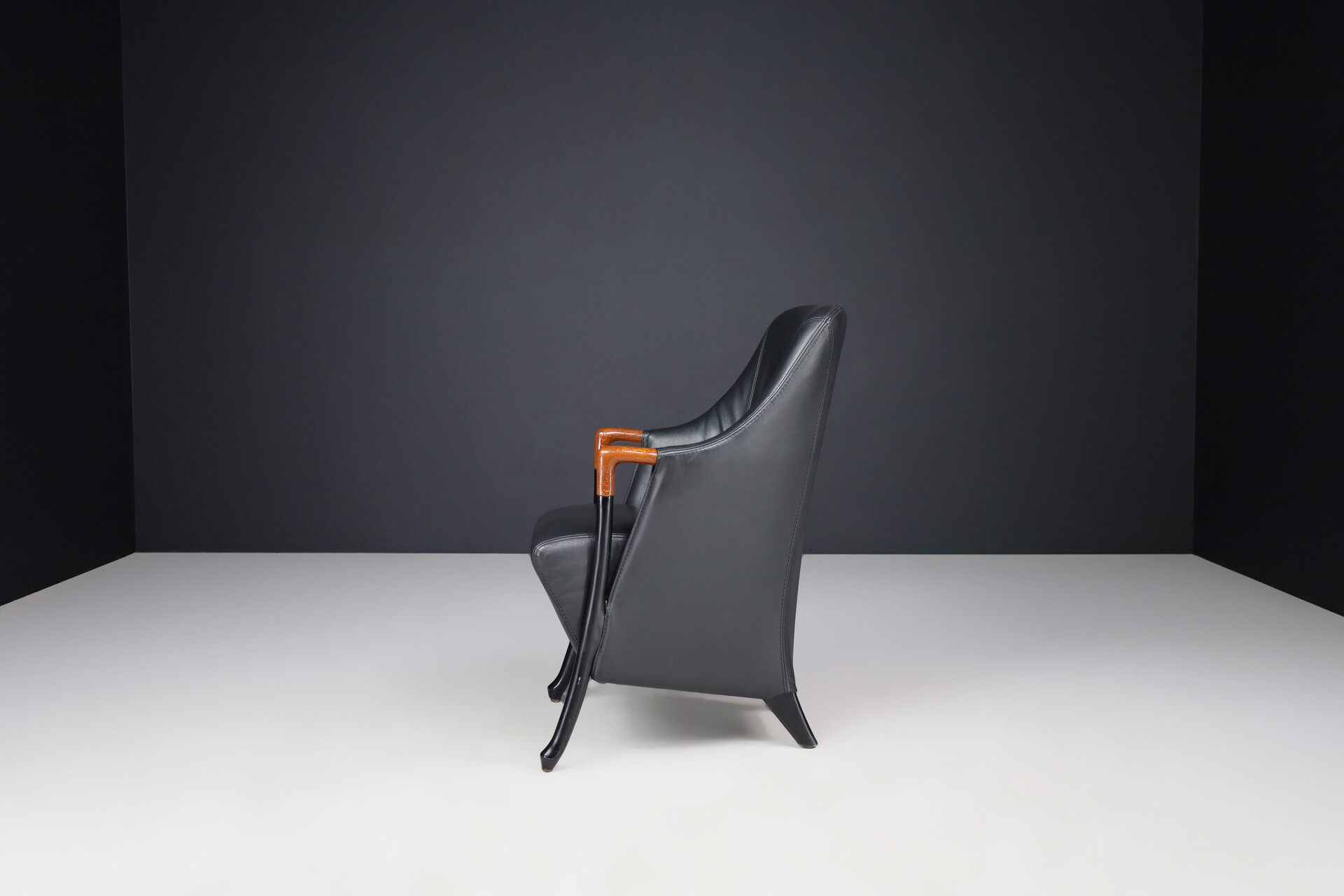 Modern Progetti Arm chair By Umberto Asnago For Giorgetti In Black leather Italy 1980s Late-20th century