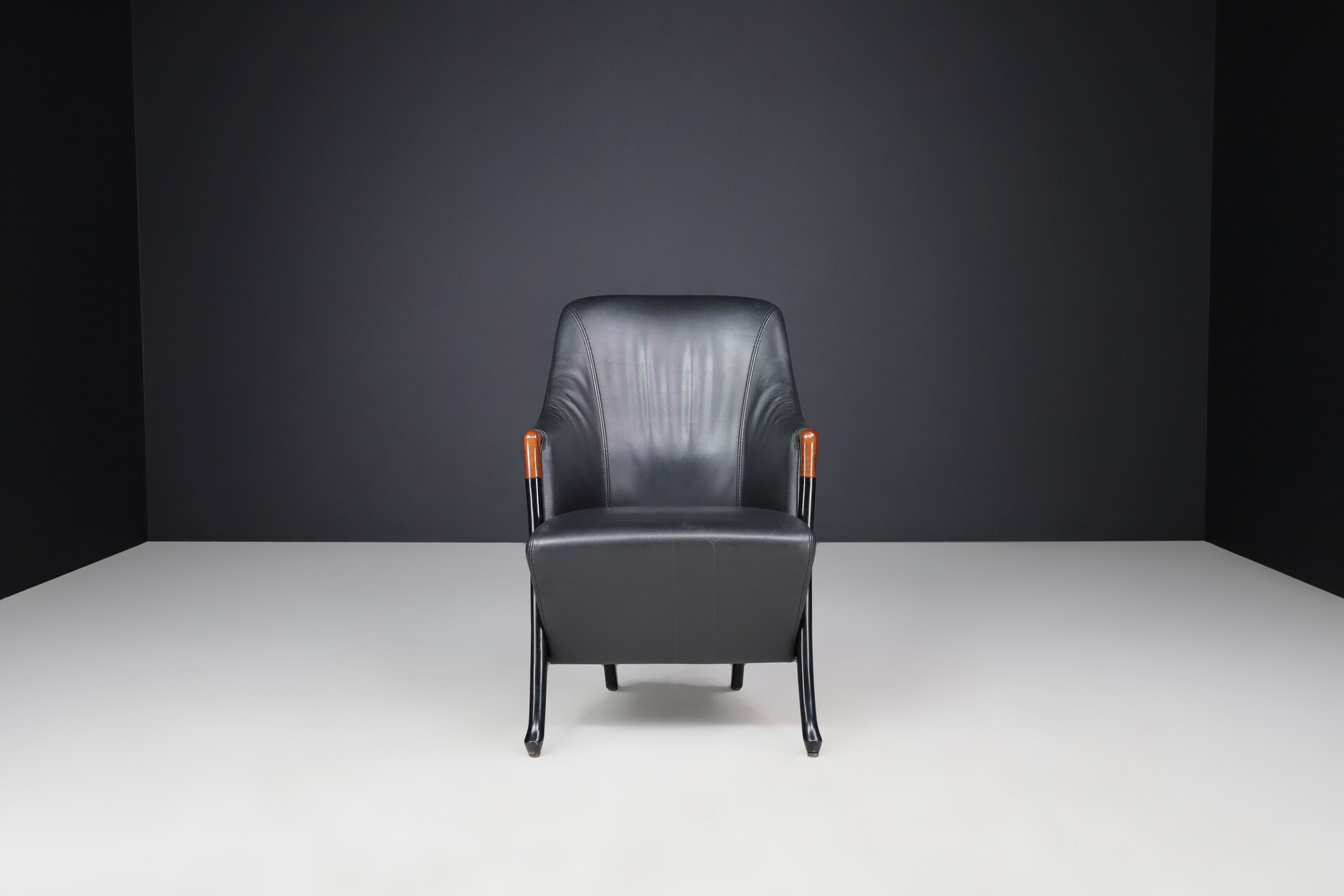 Modern Progetti Arm chair By Umberto Asnago For Giorgetti In Black leather Italy 1980s Late-20th century