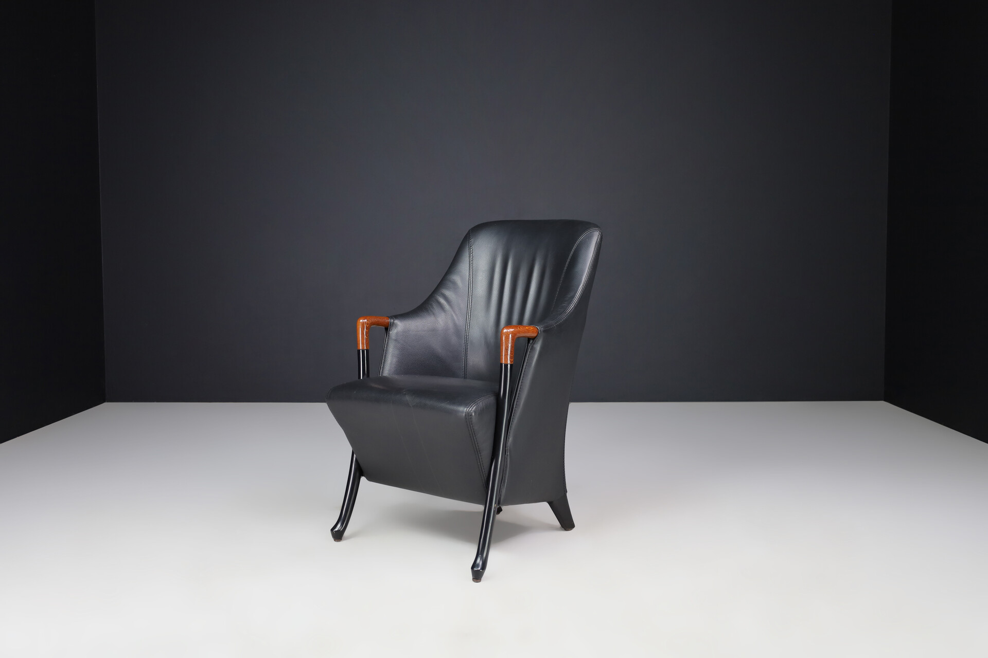 Modern Progetti Arm chair By Umberto Asnago For Giorgetti In Black leather Italy 1980s Late-20th century