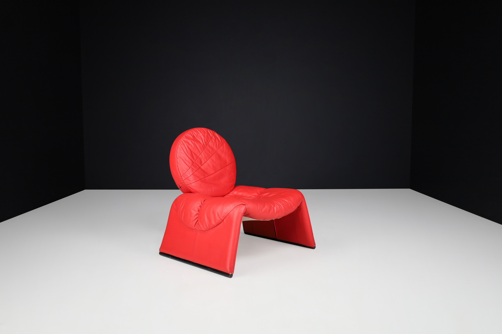 Post modern 'Calypso C35' Chair in red leather by Vittorio Introini, Italy 1980s, Late-20th century