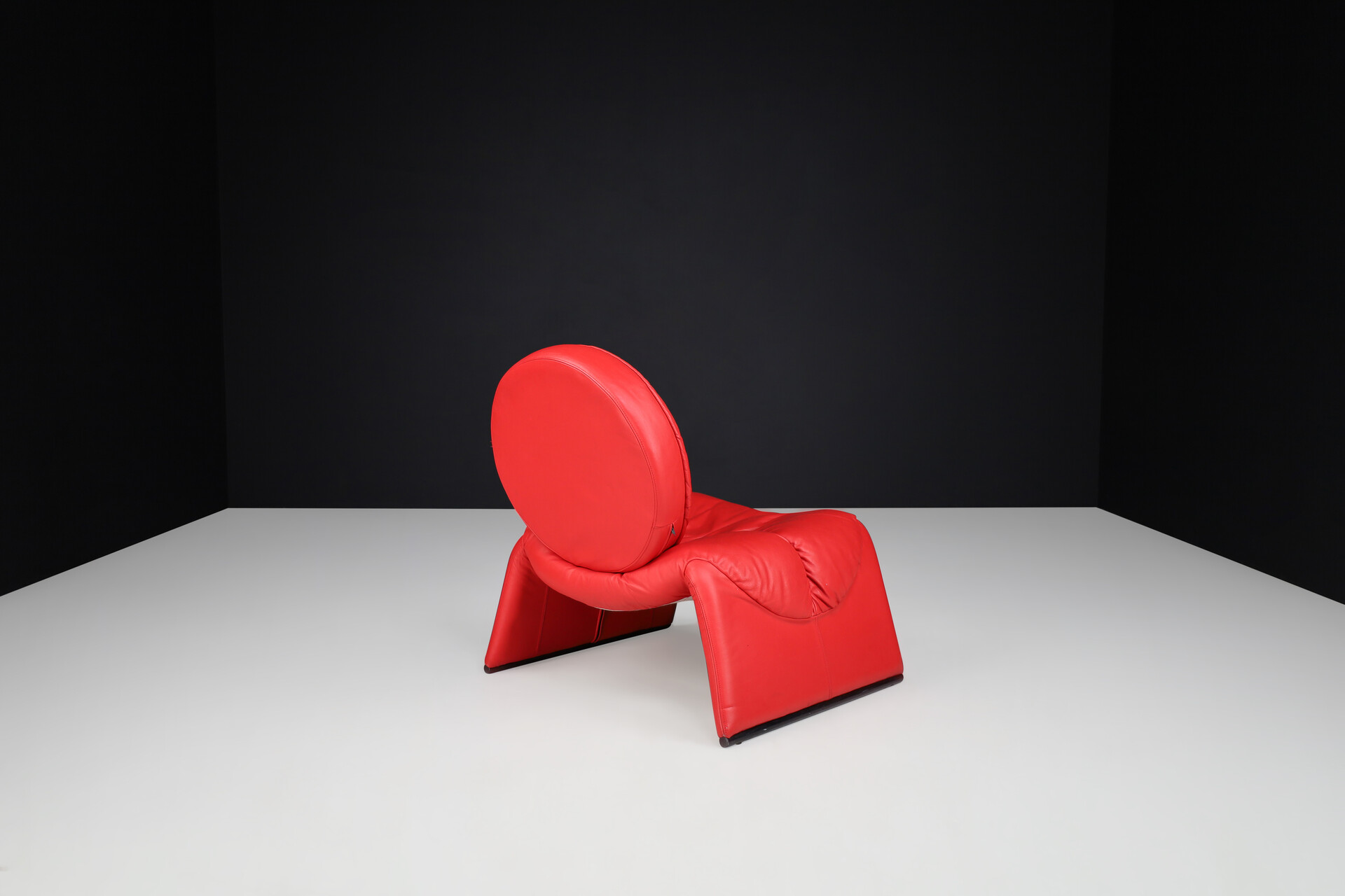 Post modern 'Calypso C35' Chair in red leather by Vittorio Introini, Italy 1980s, Late-20th century