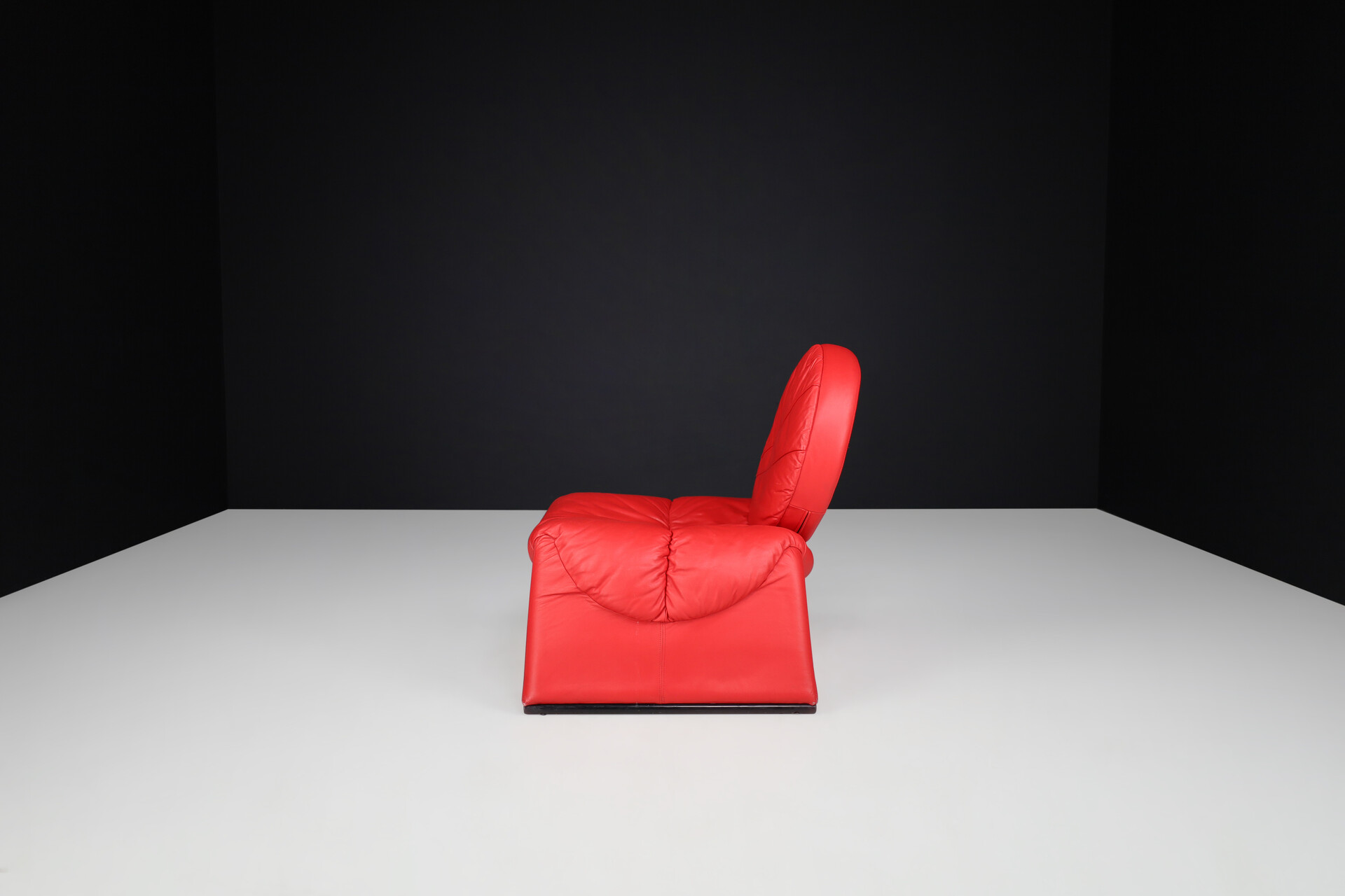 Post modern 'Calypso C35' Chair in red leather by Vittorio Introini, Italy 1980s, Late-20th century