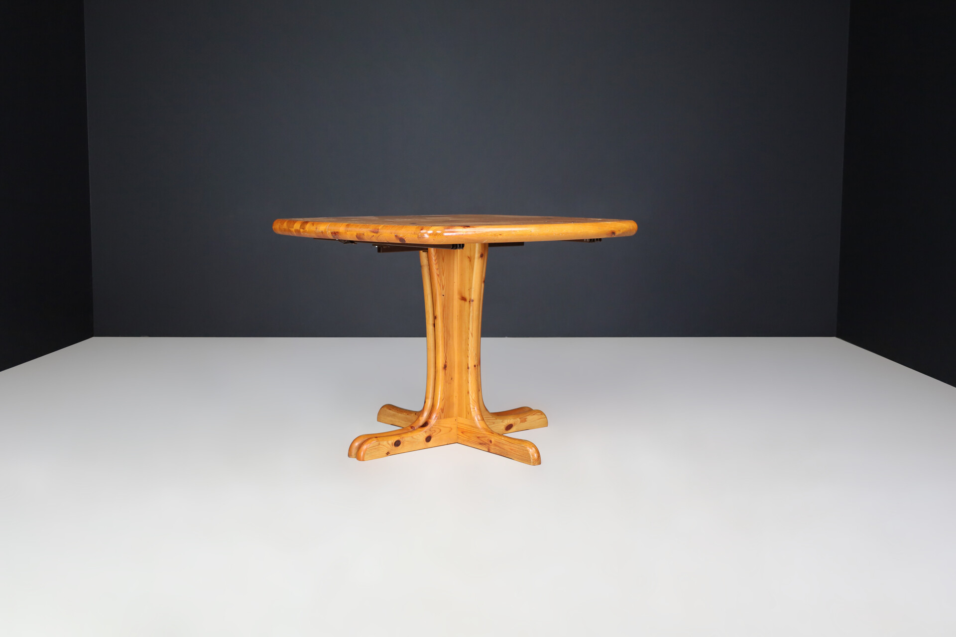 Scandinavian modern Pine extendable dining room table, Denmark 1970s Late-20th century