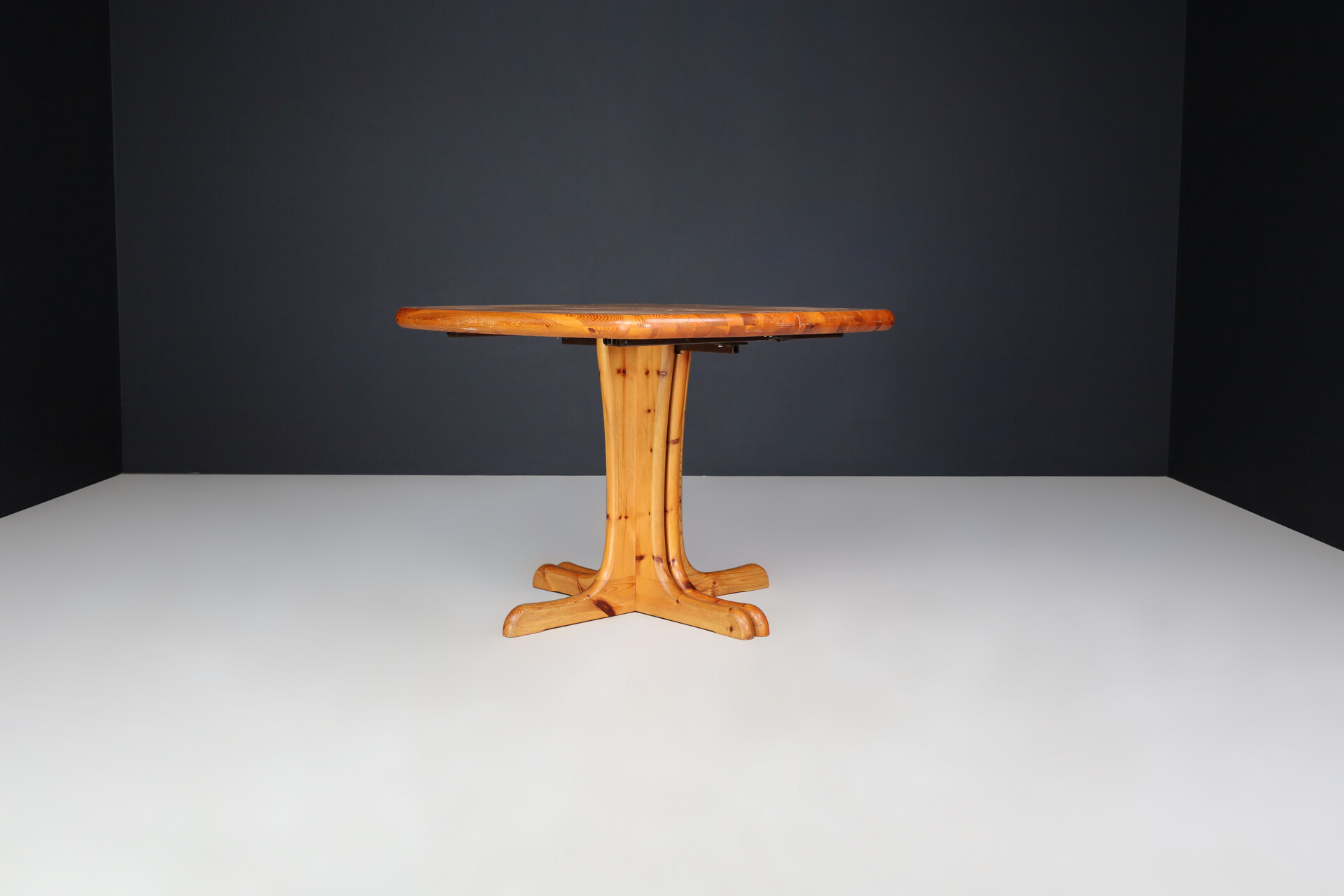 Scandinavian modern Pine extendable dining room table, Denmark 1970s Late-20th century