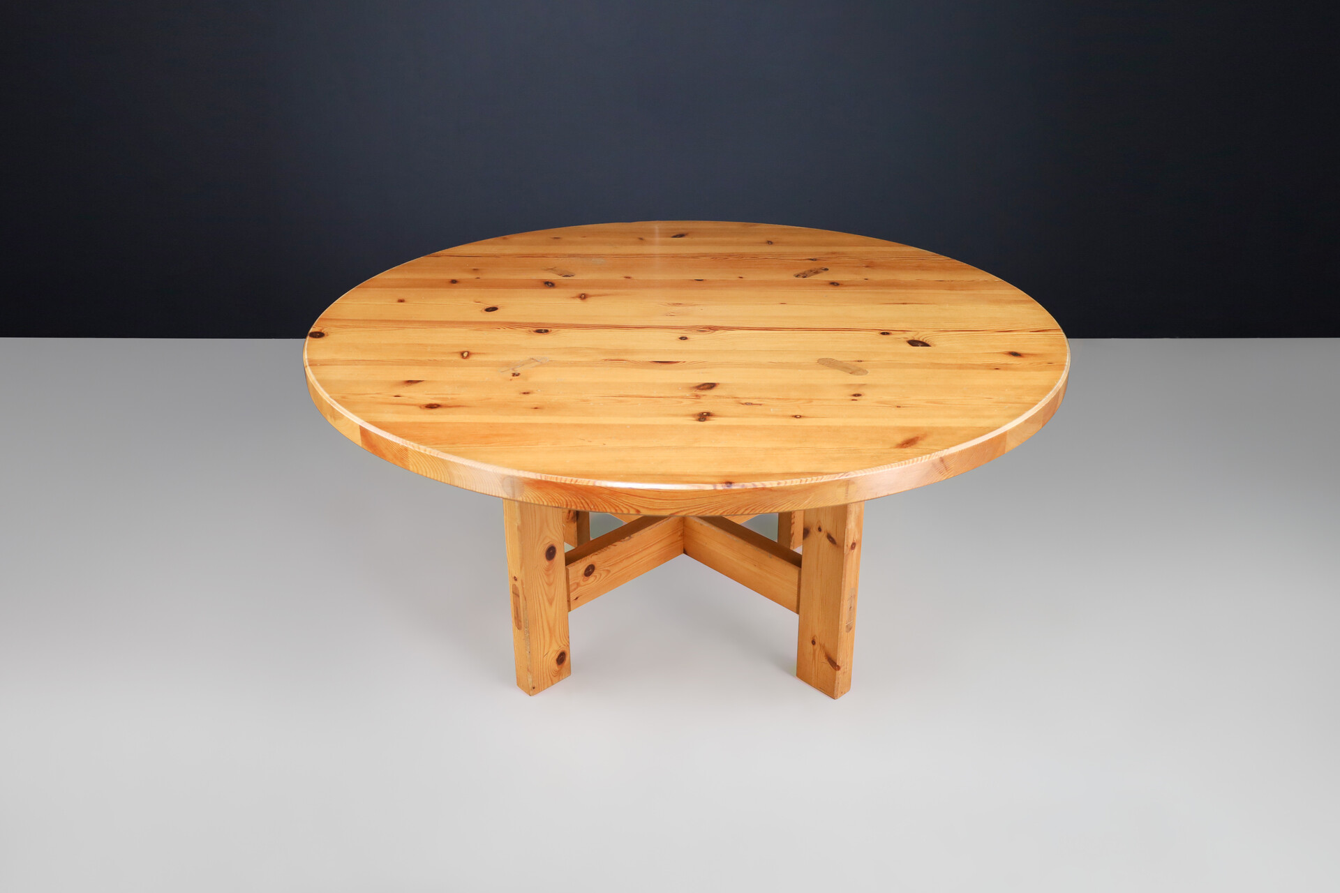 Scandinavian modern Roland Wilhelmsson for Karl Andersson & Söner Round  Solid Pine Table 1970 Mid-20th century