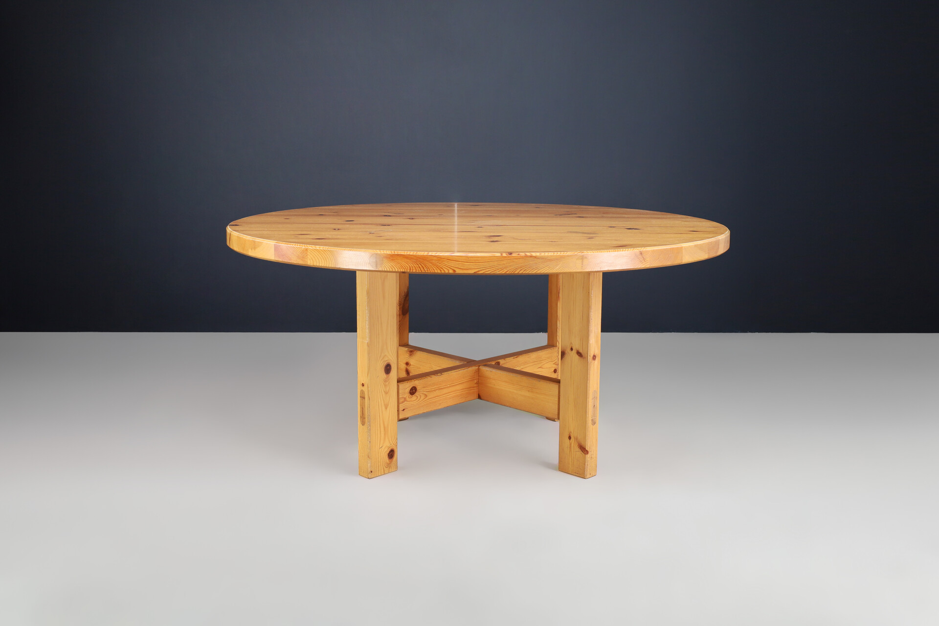 Scandinavian modern Roland Wilhelmsson for Karl Andersson & Söner Round  Solid Pine Table 1970 Mid-20th century