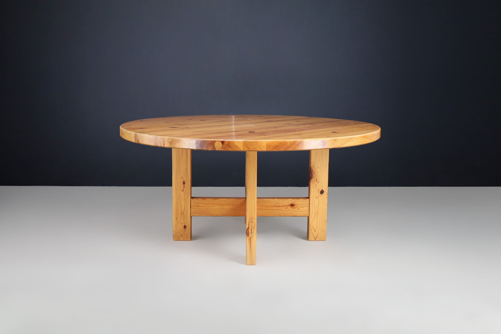 Scandinavian modern Roland Wilhelmsson for Karl Andersson & Söner Round  Solid Pine Table 1970 Mid-20th century