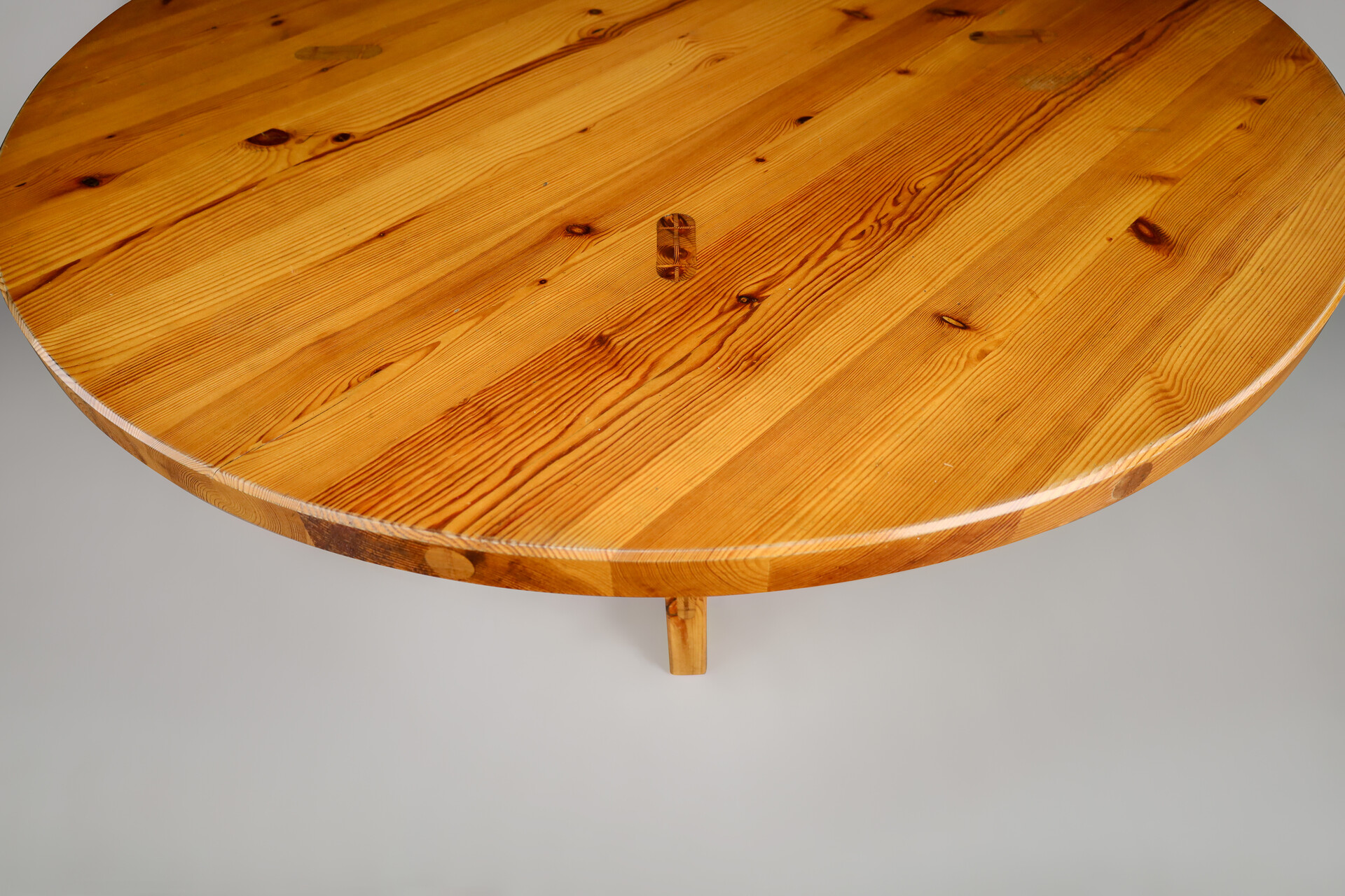 Scandinavian modern Roland Wilhelmsson for Karl Andersson & Söner Round  Solid Pine Table 1970 Mid-20th century