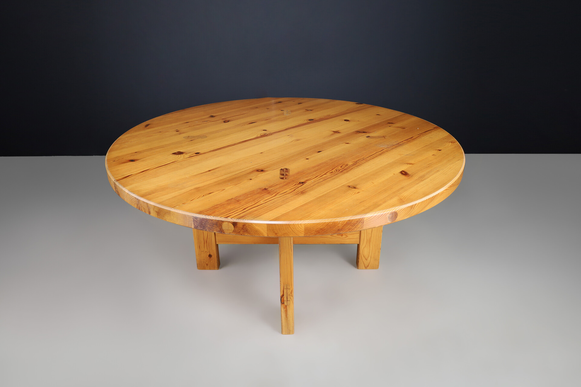 Scandinavian modern Roland Wilhelmsson for Karl Andersson & Söner Round  Solid Pine Table 1970 Mid-20th century