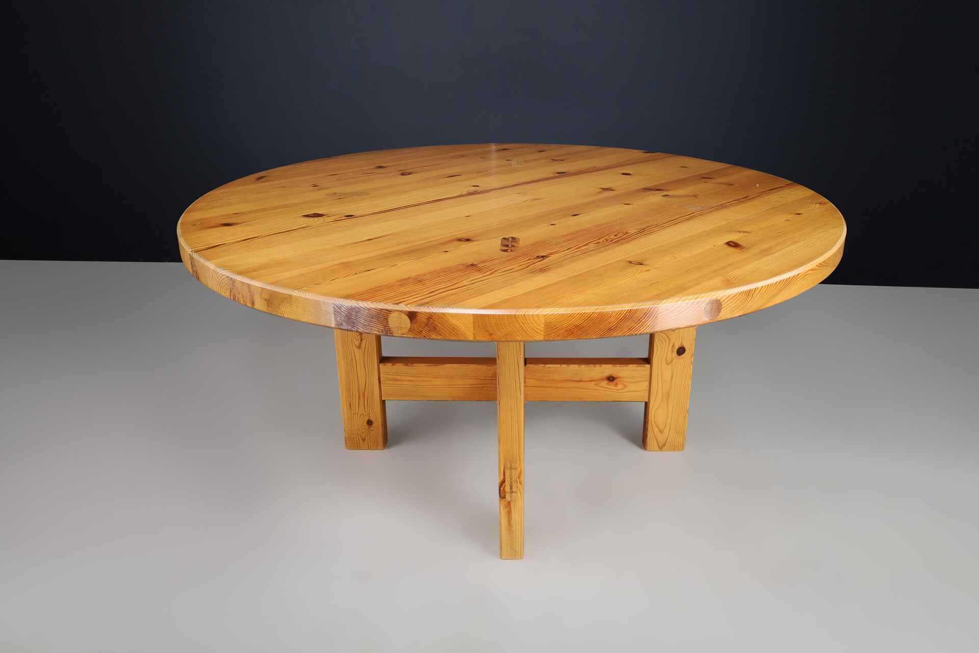 Scandinavian modern Roland Wilhelmsson for Karl Andersson & Söner Round  Solid Pine Table 1970 Mid-20th century